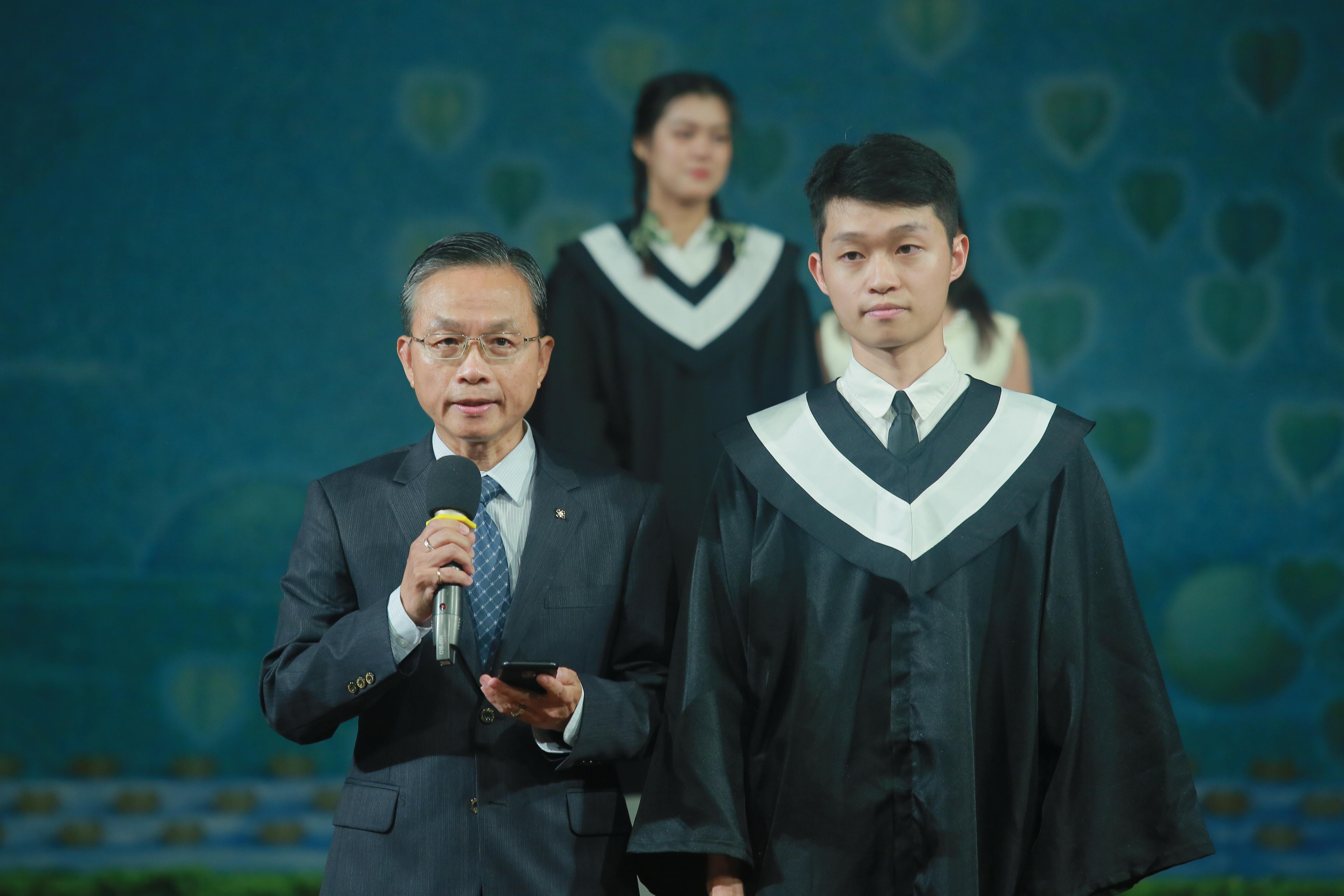 家長代表孫振源表示，當初把孫欣揚送來慈大讀書，就是因為認同「慈濟人文」，期盼孩子不只學到知識，還能學會感恩、尊重和愛。