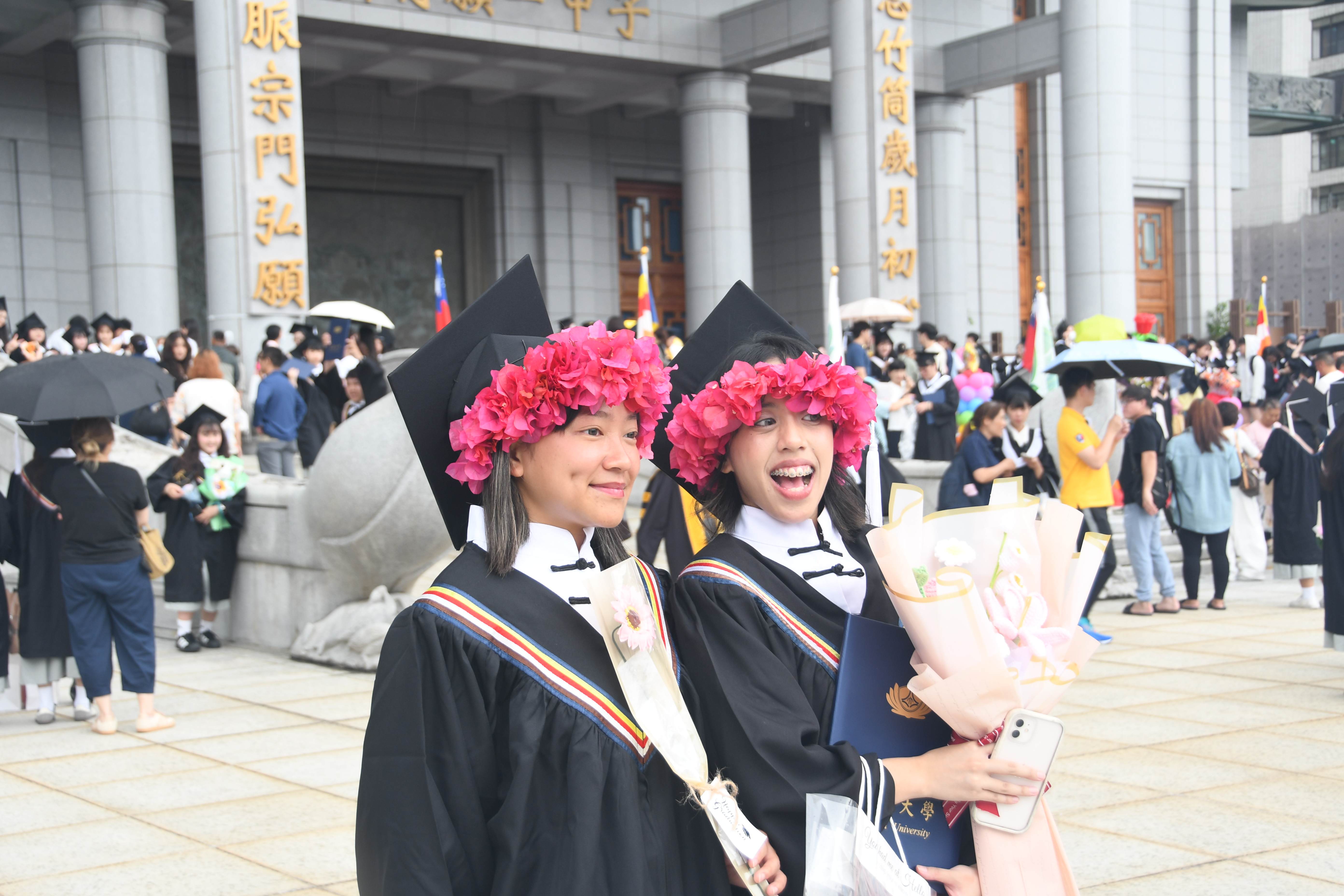 護理科五專生畢業生，收到來自卑南族同學親手做的卑南族花環，作為畢業禮物