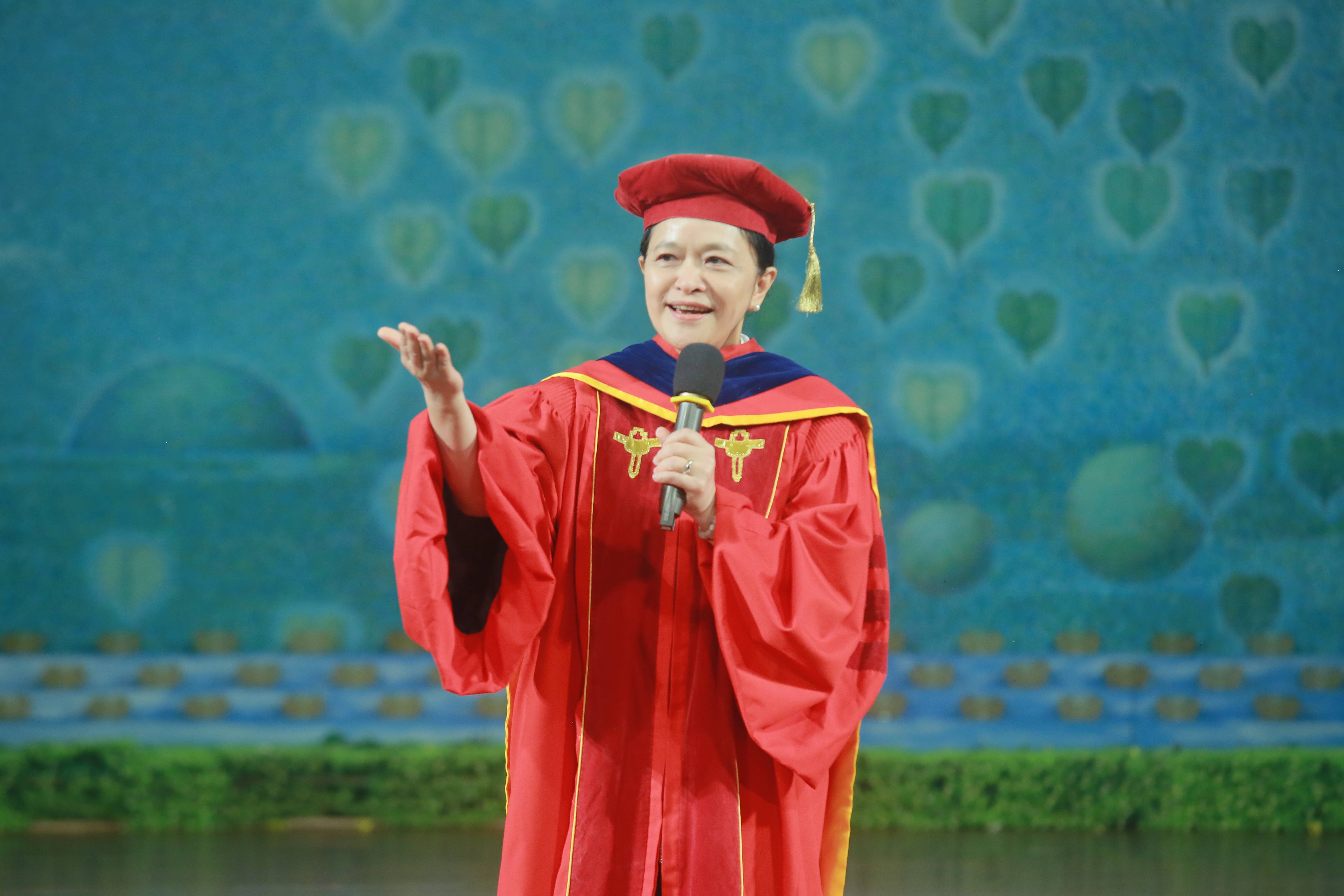 慈大畢業典禮，劉怡均校長勉勵大家成為世界公民。
