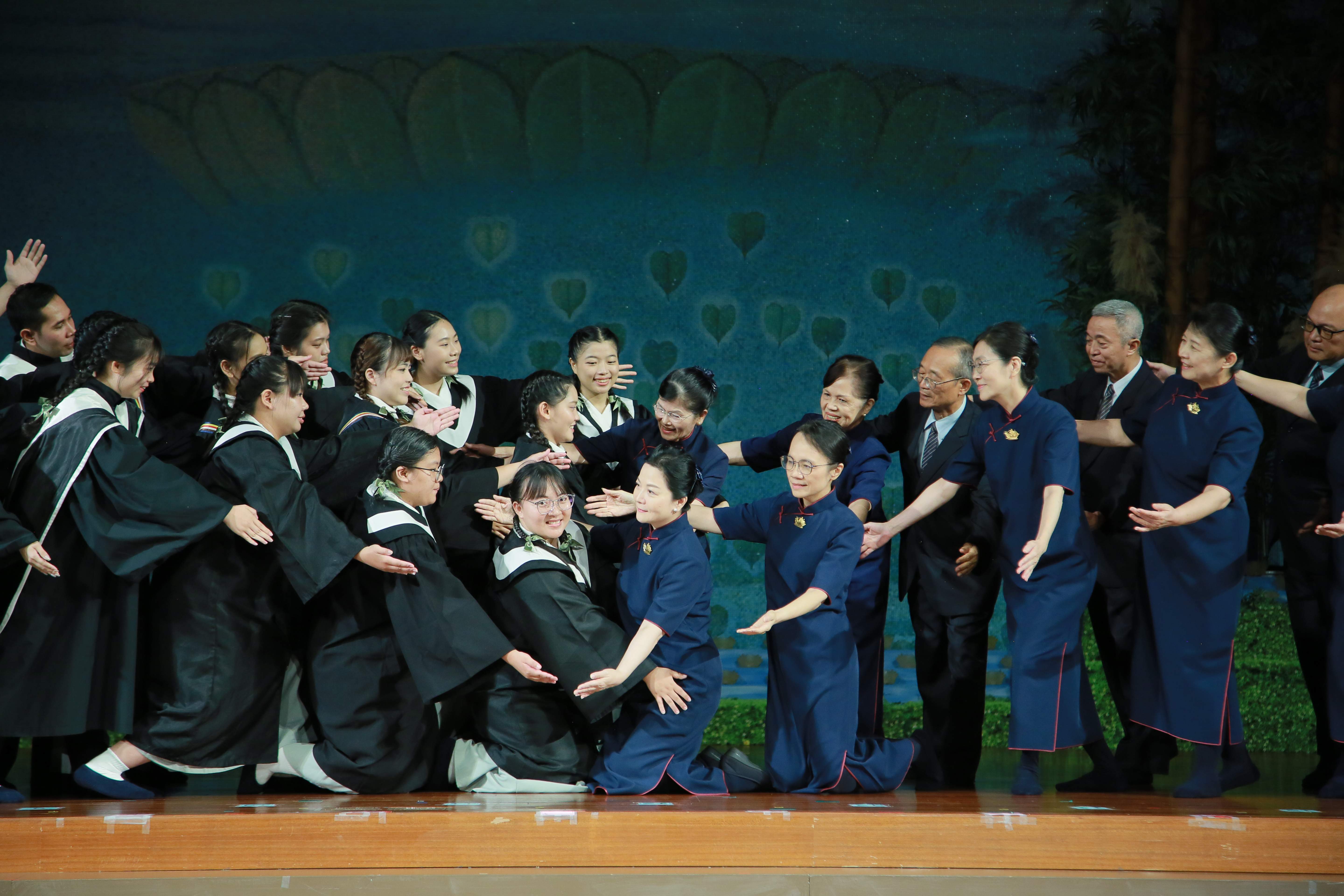 畢業生和慈懿爸媽一起演繹〈答案〉