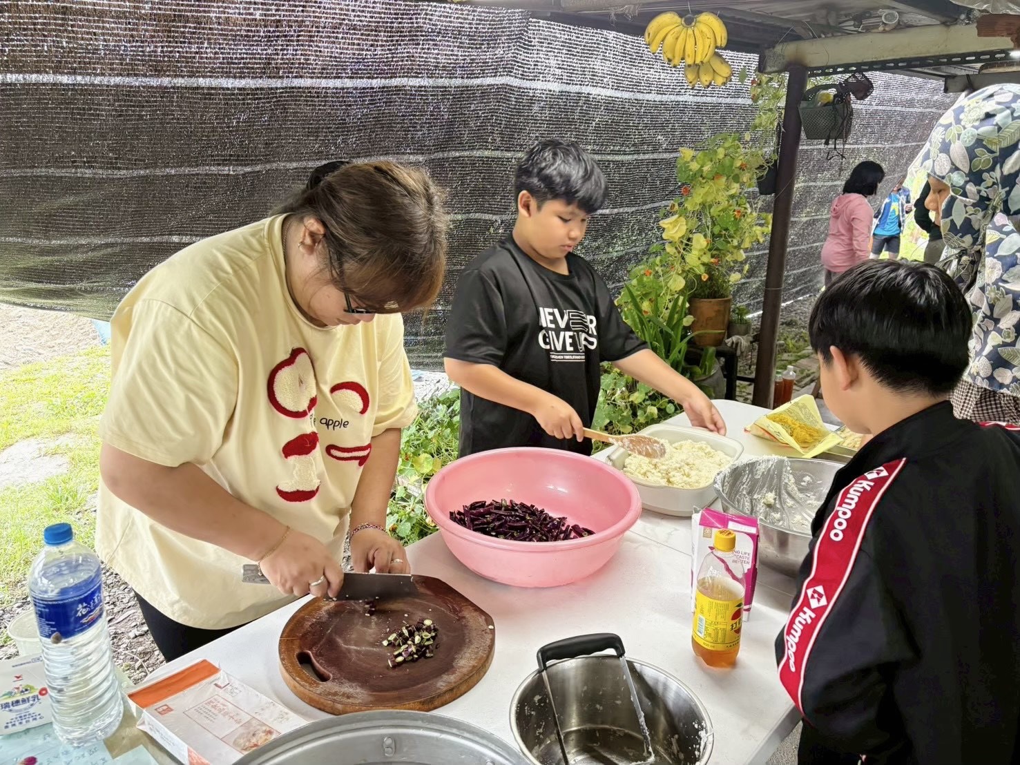 親子共同烹調營養美味的午餐