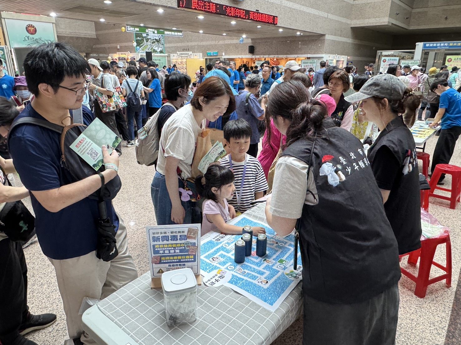 民眾挑戰毒品氣味迷宮，以了解毒品危害