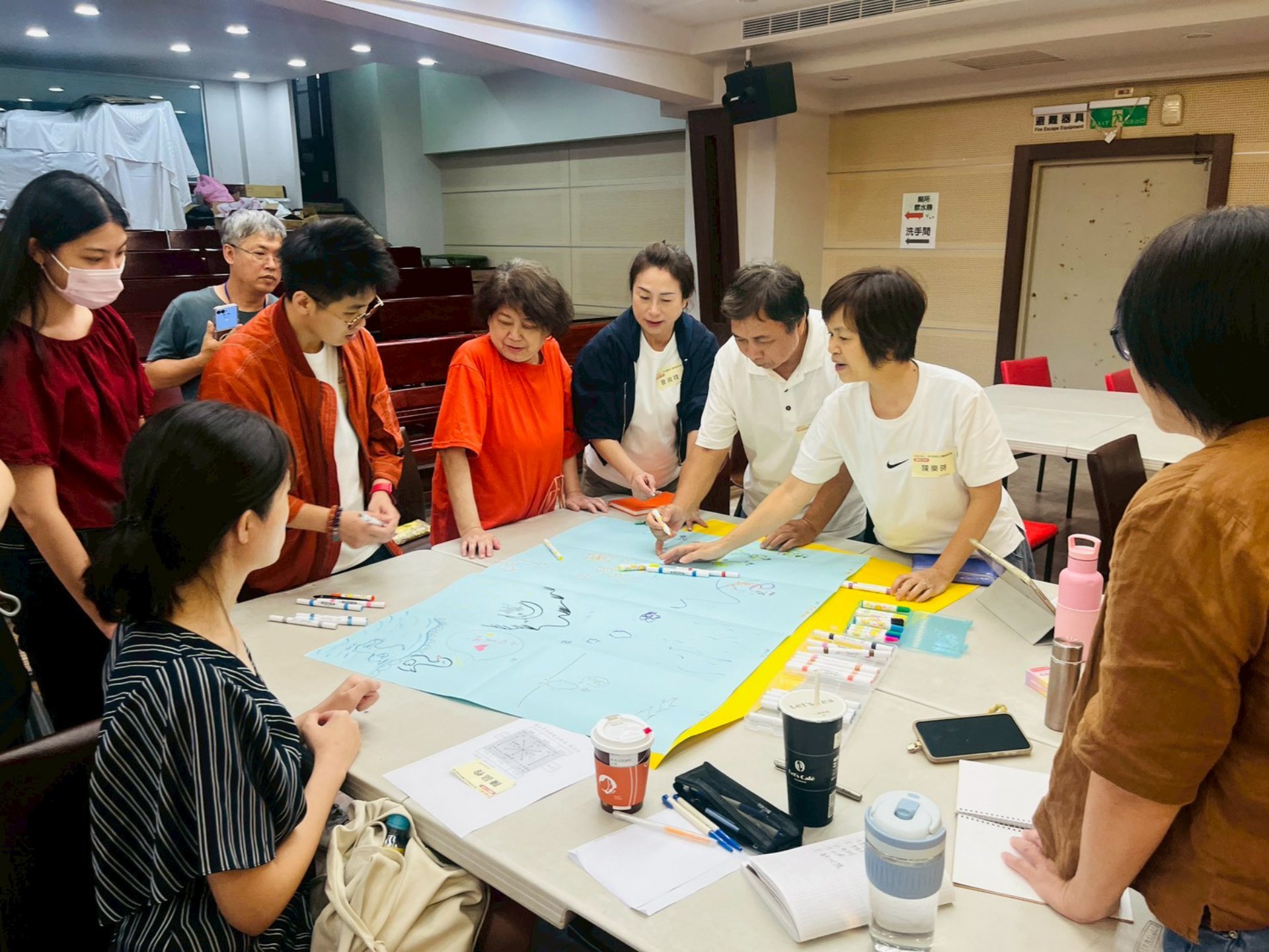 多元智能教案示範-醜小鴨教案體驗。學員積極參與,體驗多元智能學習的樂趣。