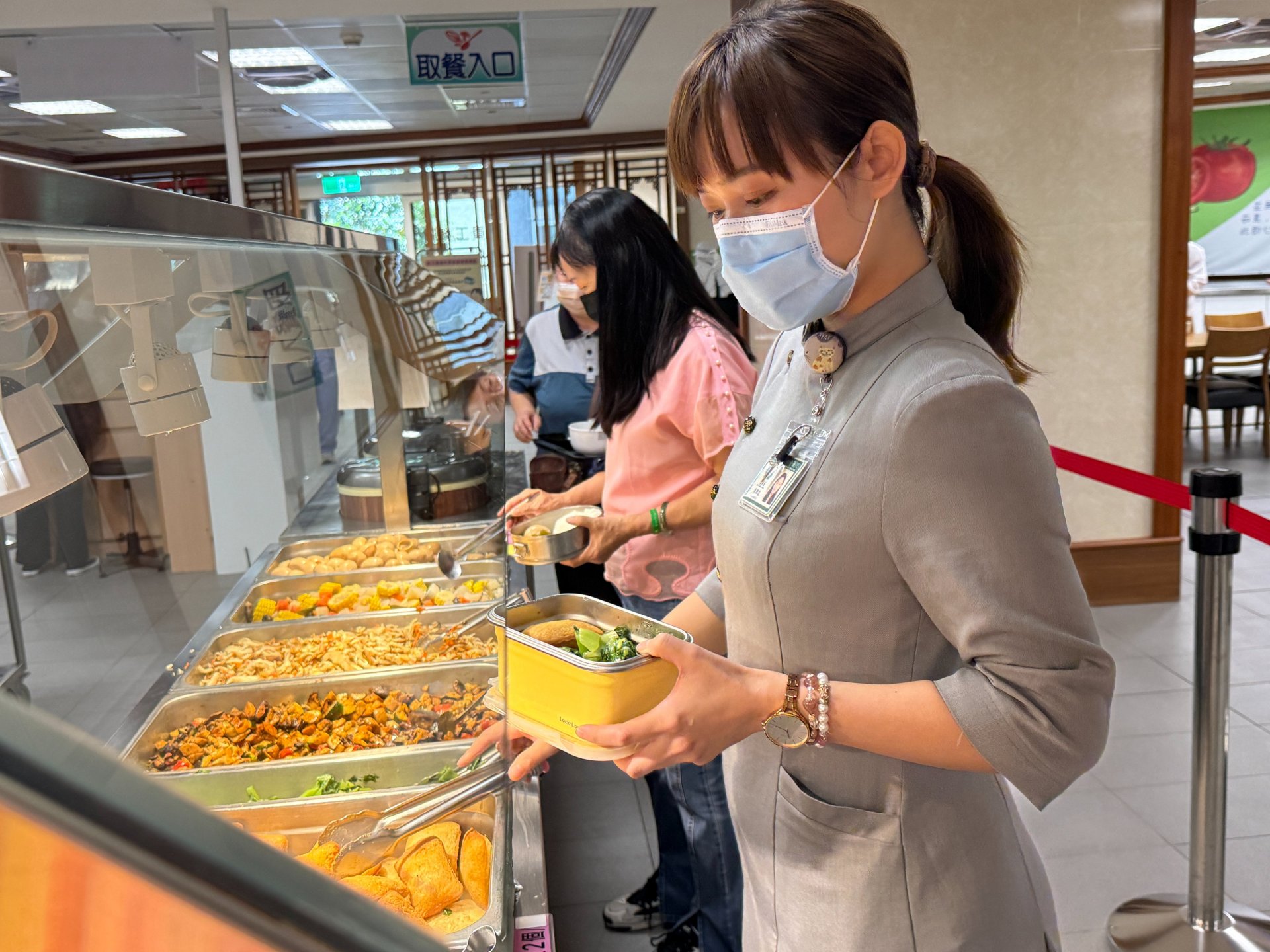 每位同仁都是用自己的餐盒打餐，既環保又健康。