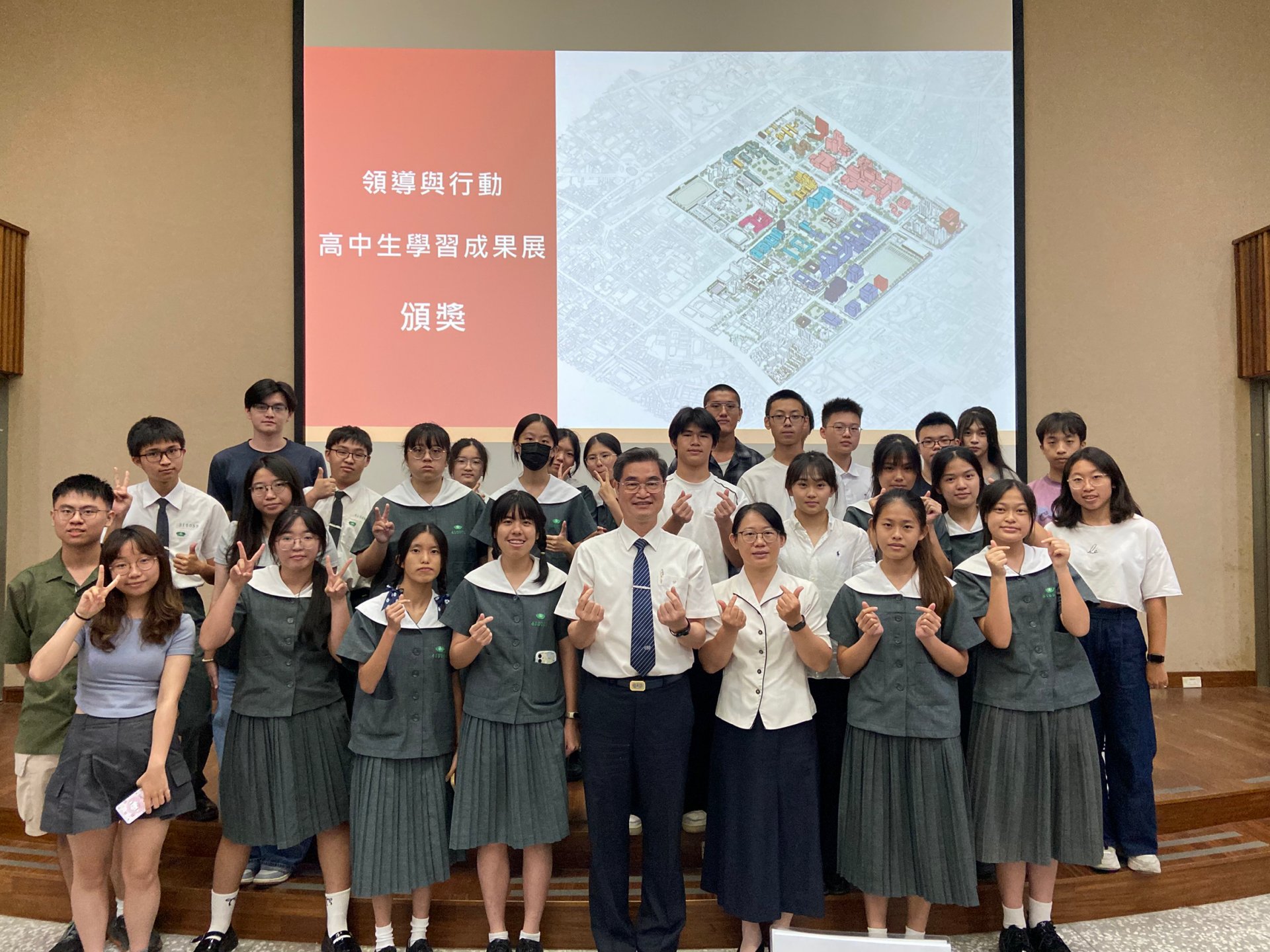 臺南慈中共計有19位高一、高二學生參與進行成果發表,展現高度思辨能力與清晰的論證架構。