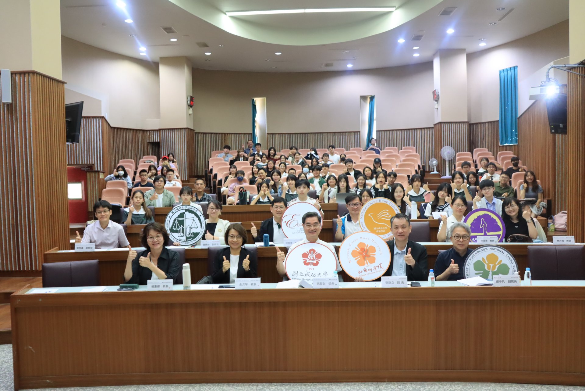 臺南慈濟高中、永仁高中及德光中學等三校32位學生參與,發表13項社會科學議題探究成果。