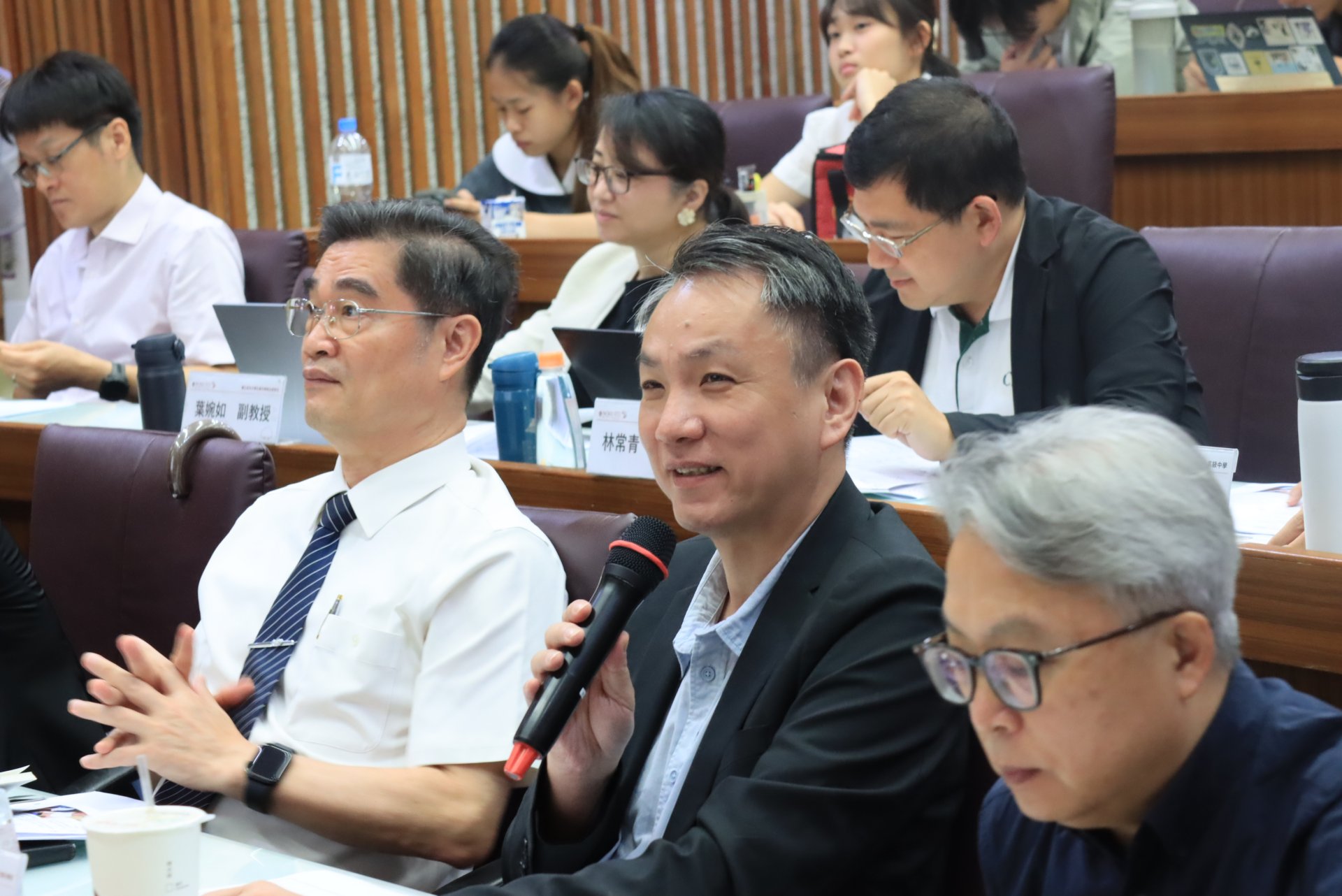 成大社科院蔡群立院長及胡中凡副院長、林常青教授、郭彥廉副教授及葉婉如副教授出席擔任大學端評審給予指導回饋。