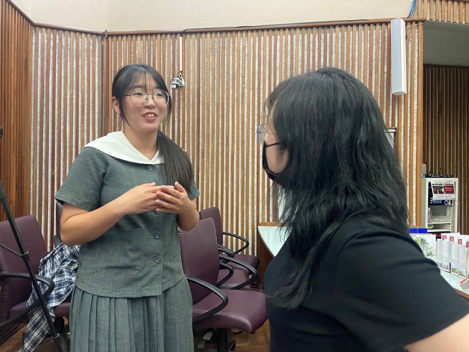 發表結束後璦靈同學把握機會向永仁高中林月娥老師請益交流意見。