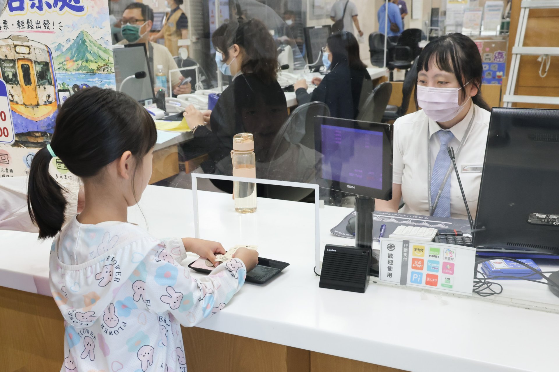 目前臺鐵行動APP已可提供訂票、退換票等功能,但對長者、行動不便者、不熟悉網路操作的民眾,以及沒有手機的兒童或學生而言,實體車票與專人協助仍有不可取代的需要。