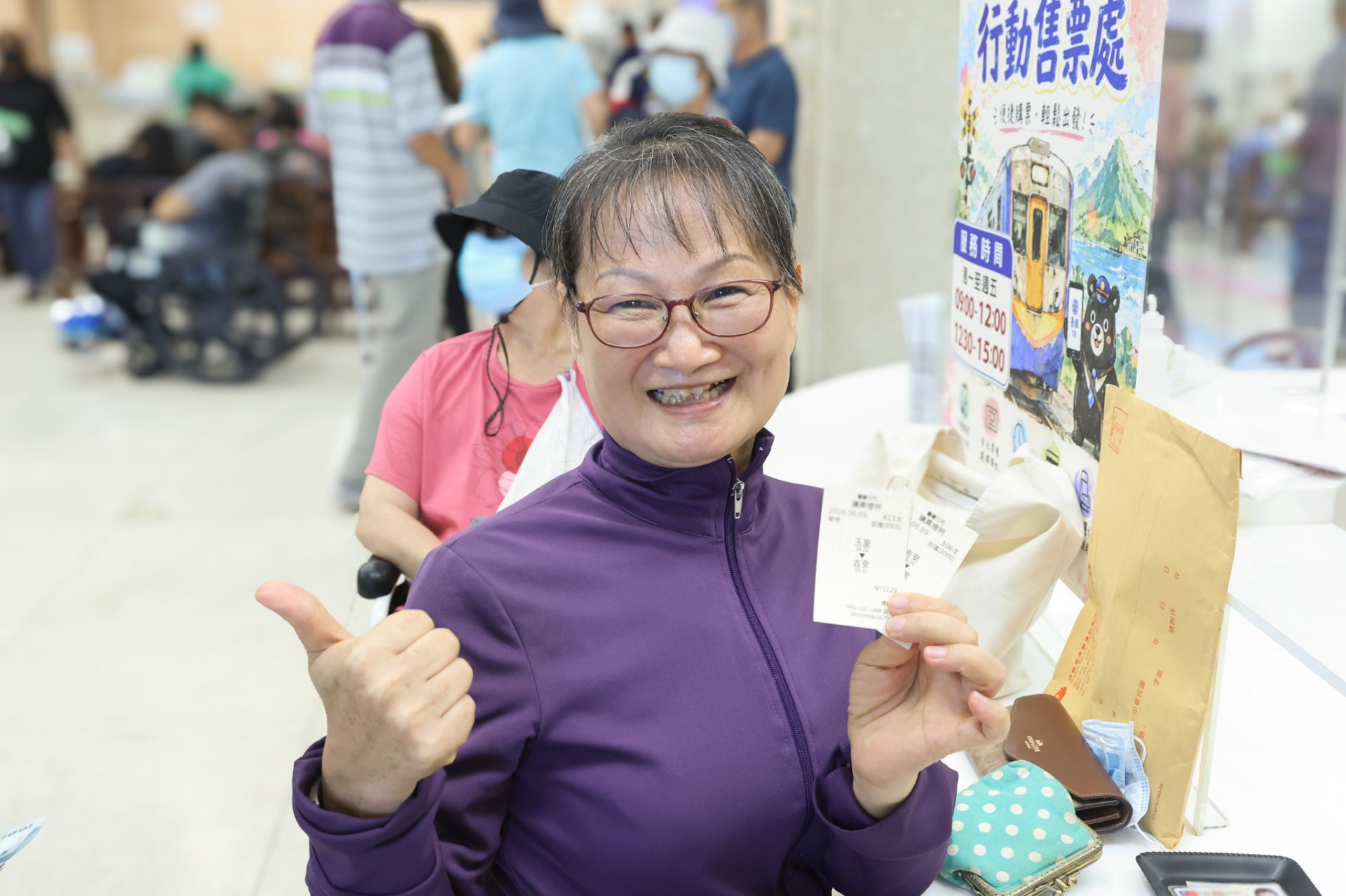花蓮慈院聽力檢查師鄒嘉惠表示,能在醫院大廳直接退票、換票或提前購買合適班次,不僅減少交通安排上的不確定,也能更安心投入臨床服務。