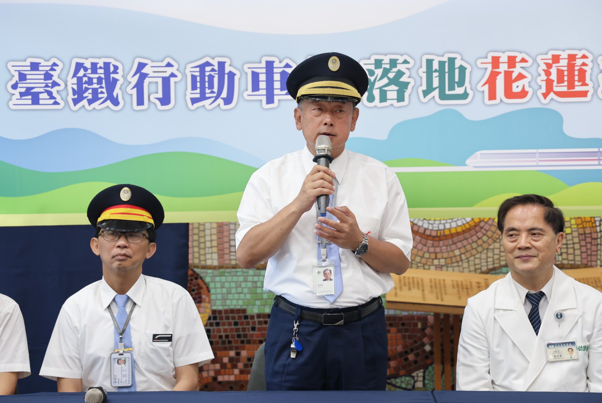 楊舜安處長也指出,位在醫院裡的行動車站也能串接「愛心服務」,旅客抵達車站後,服務人員協助接送上車,達成從醫院到車站的無縫接軌,讓病人與家屬在就醫後返家途中更安心。