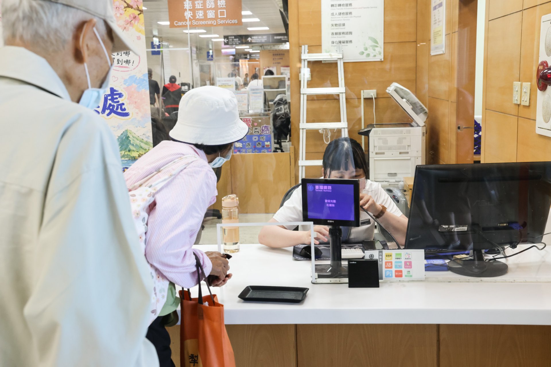目前臺鐵行動APP已可提供訂票、退換票等功能,但對長者、行動不便者、不熟悉網路操作的民眾,以及沒有手機的兒童或學生而言,實體車票與專人協助仍有不可取代的需要。