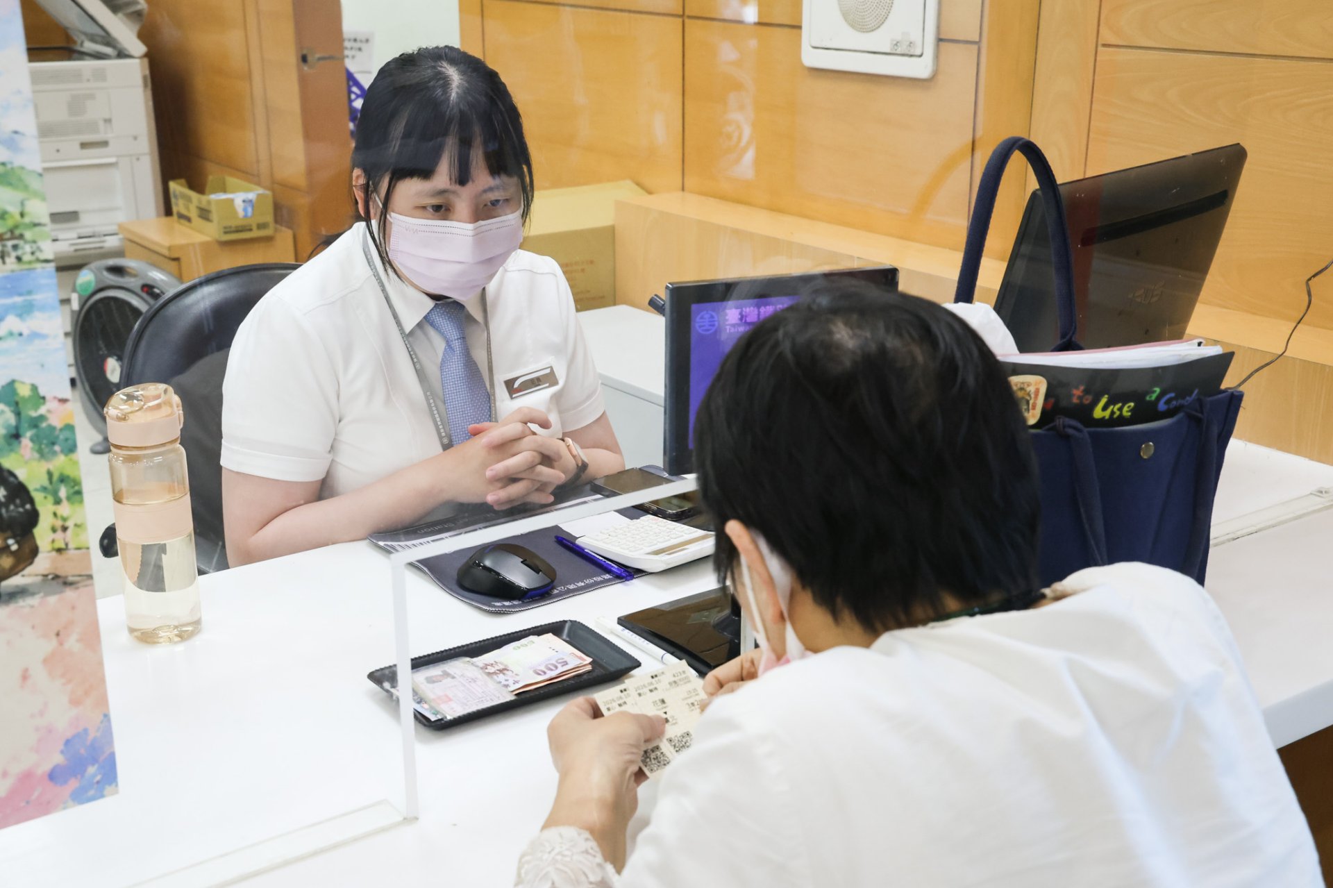 目前臺鐵行動APP已可提供訂票、退換票等功能,但對長者、行動不便者、不熟悉網路操作的民眾,以及沒有手機的兒童或學生而言,實體車票與專人協助仍有不可取代的需要。