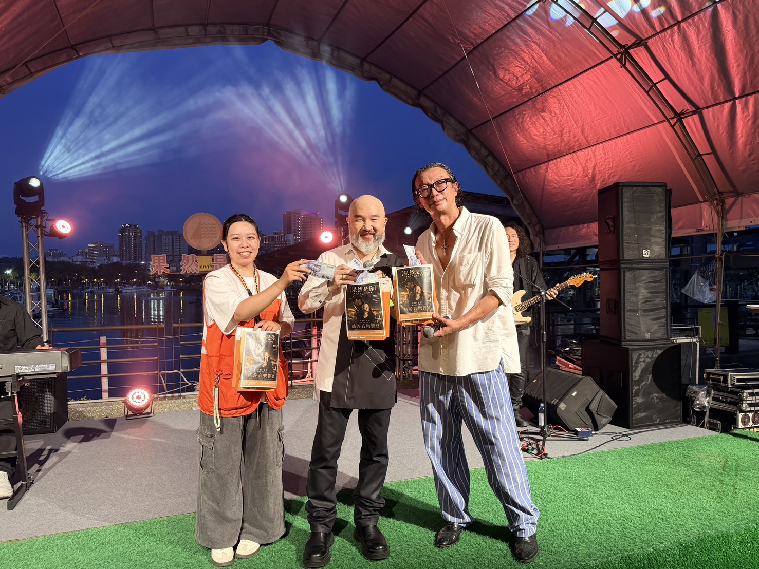 辛龍於安平港邊公益音樂會中率先捐出善款，透過自身影響力號召更多人關心弱勢家庭與孩子的需要，讓港灣夜色不僅充滿動人歌聲，也匯聚成溫暖社會的愛心力量。