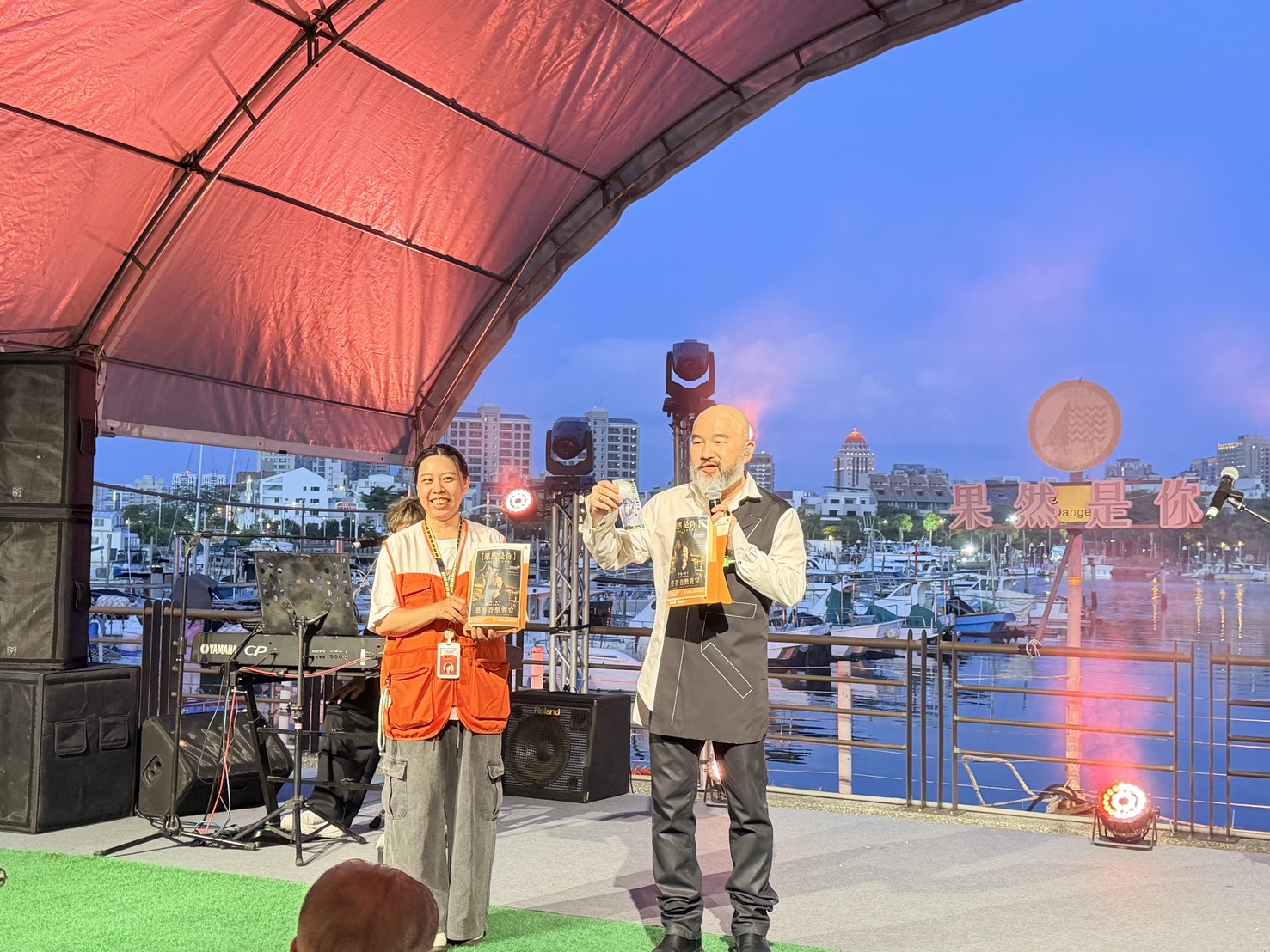 公益音樂會現場，辛龍率先捐款響應，為台灣世界展望會國內特況家庭服務拋磚引玉，帶動現場愛心加碼，凝聚社會各界力量支持弱勢家庭。