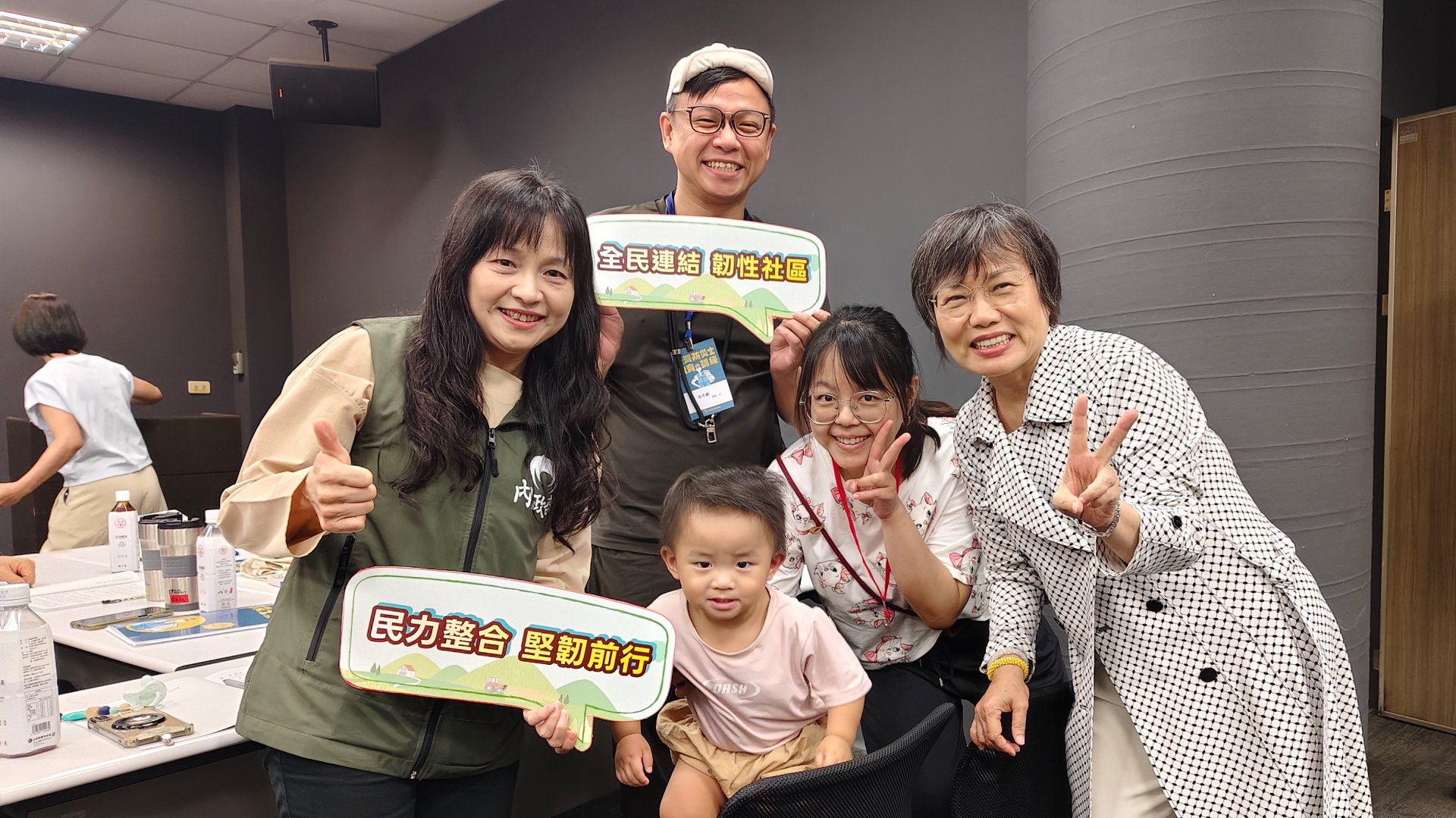 年輕夫婦與2歲幼童參訓並與劉部長合影