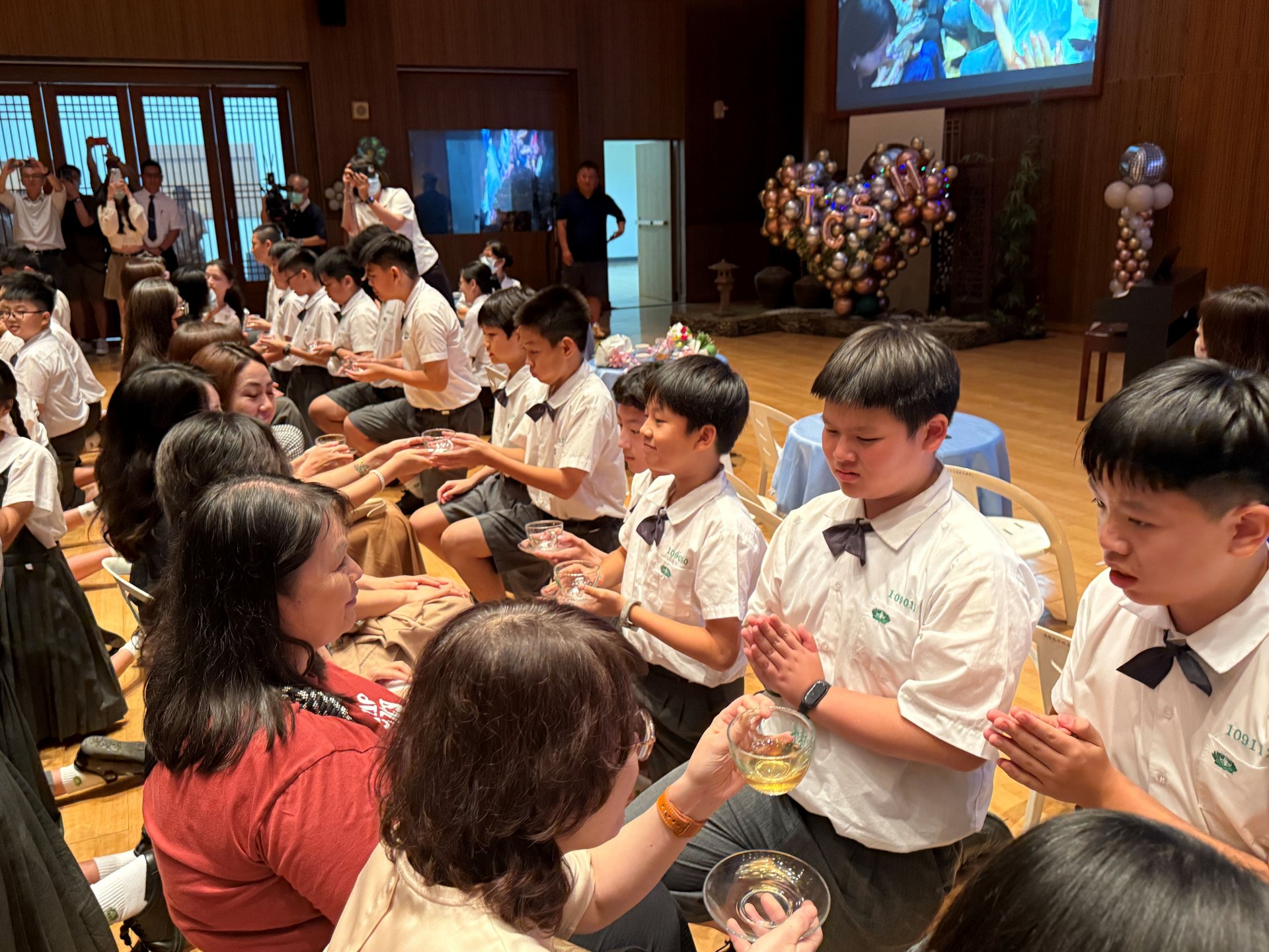 一句「爸爸媽媽感恩您」,畢業生恭敬地奉上一杯茶,感恩父母多年來的付出。