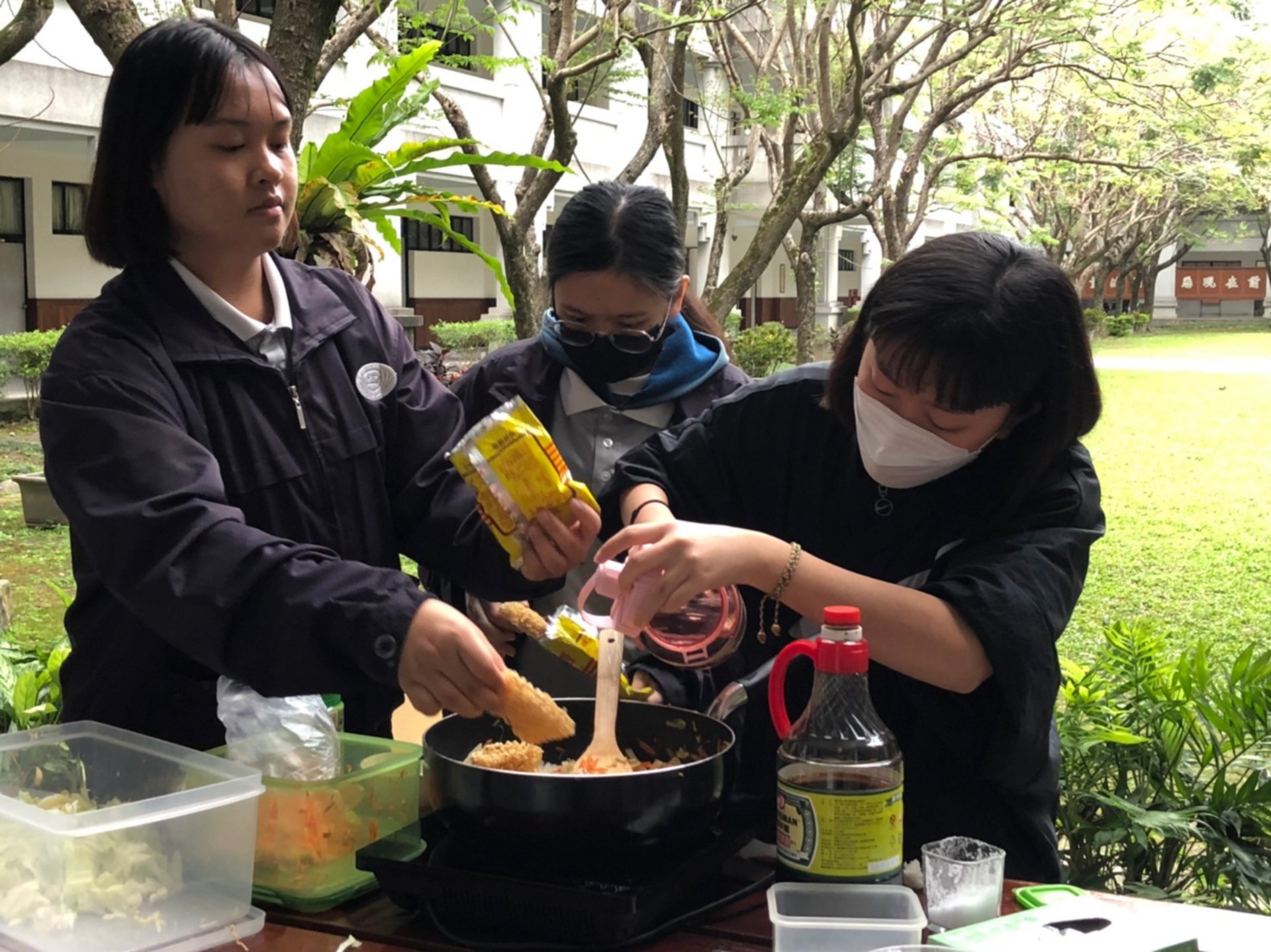 馳援土耳其，學生余承晏（左）協助炒泡麵義賣