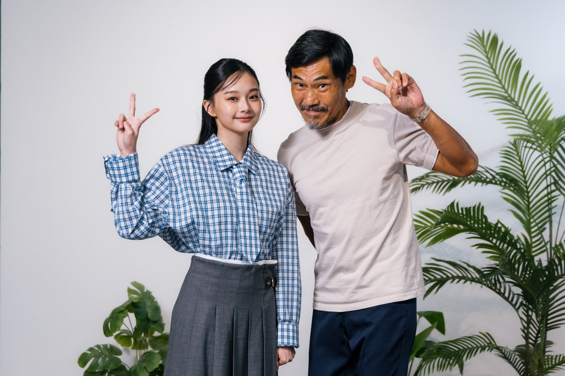 大愛劇《大愛街2巷》夏靖庭飾演阿公、邵奕玫飾演孫女,兩人在劇中是一家人