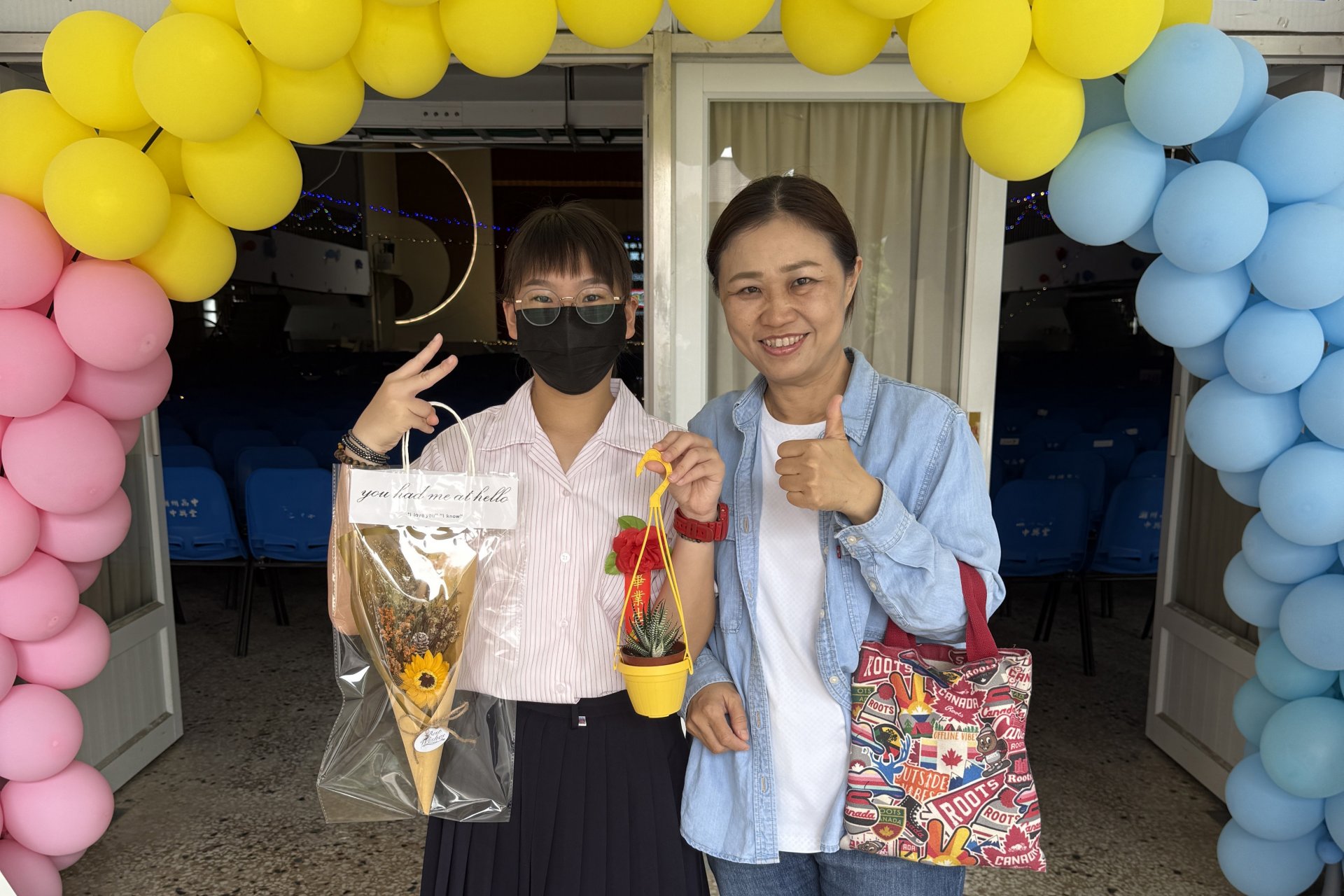 小怡畢業典禮當天，長期陪伴的展望會社工雅惠到場祝賀，見證她邁向人生新階段的重要時刻。(台灣世界展望會提供）
