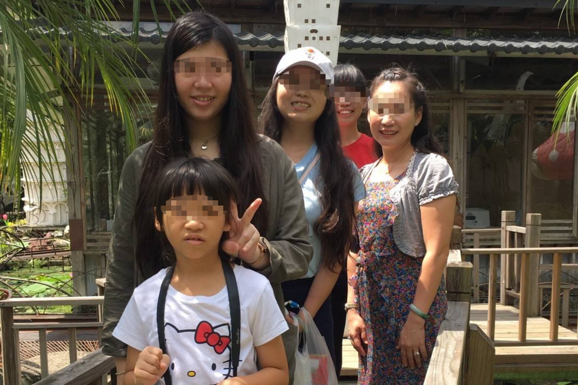 小怡與媽媽及三位姊姊合影，全家人笑容洋溢，身為家中么女的她，成長過程中受到家人許多關愛與支持。(台灣世界展望會提供）