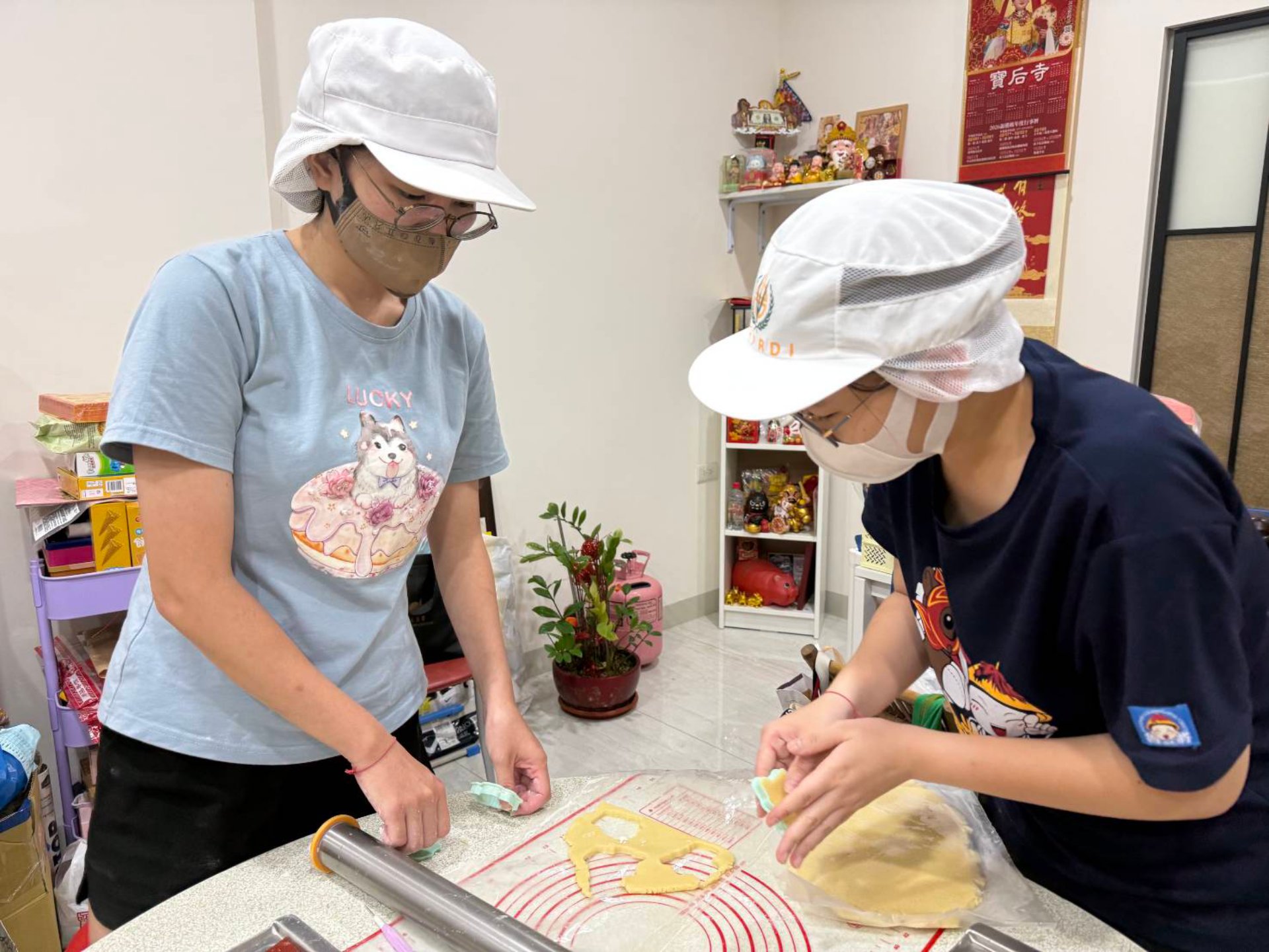 小怡與三姊一同學習烘焙技術，並於畢業典禮當天親手製作餅乾分享給同學，作為畢業紀念與感謝心意。(台灣世界展望會提供）