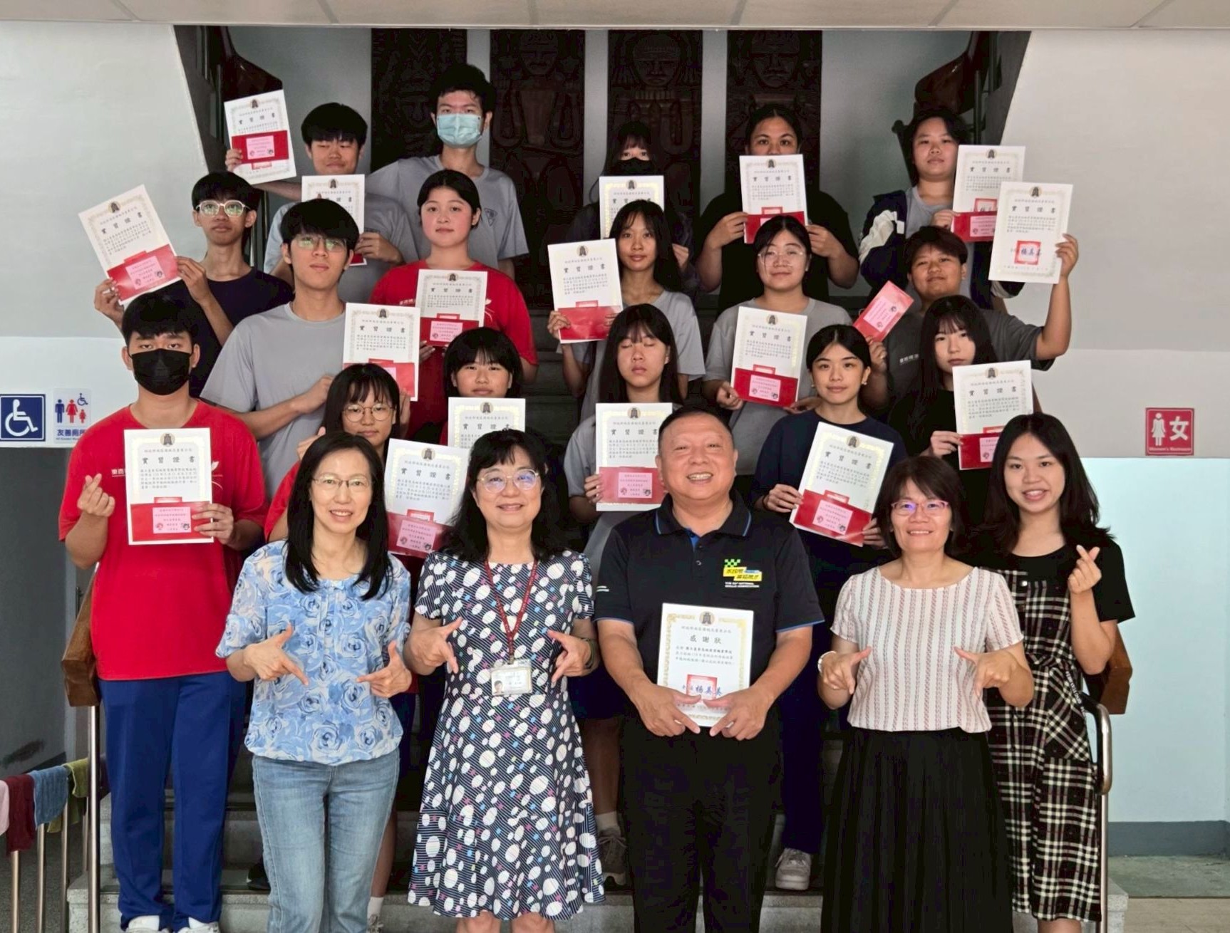 (最前排由左至右)財政部南區國稅局臺東分局服務管理課課長劉素妮、秘書洪素婷、臺東高商校長林明錚、實習主任歐佩芬、實習組長郭姿廷與納稅服務隊同學合影