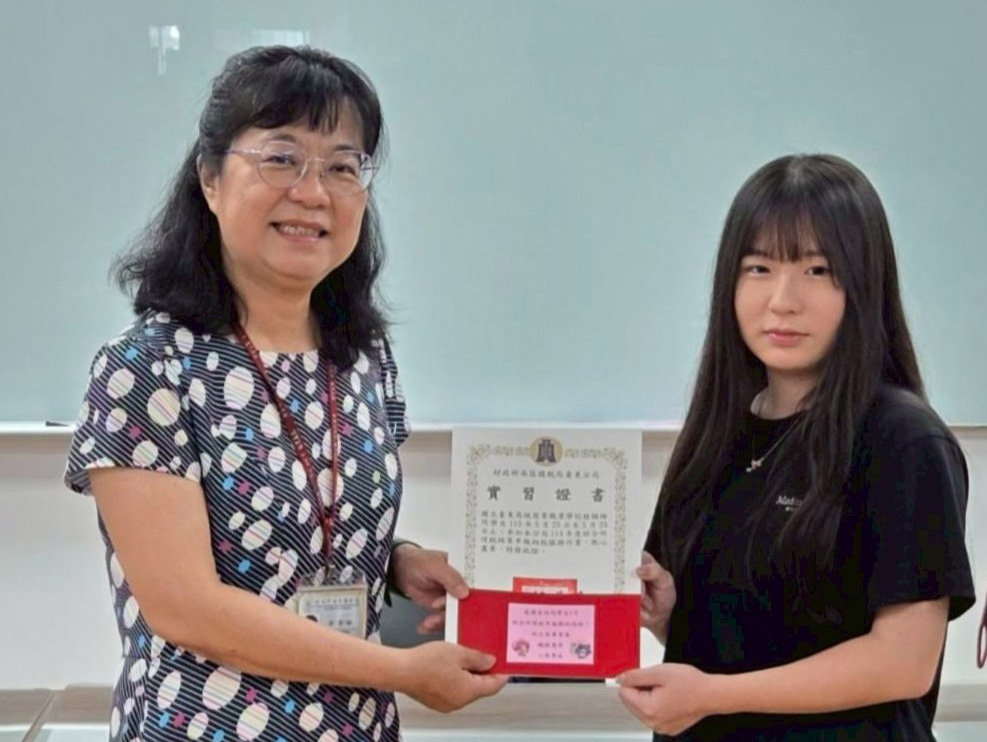 (左)財政部南區國稅局臺東分局秘書洪素婷頒發實習證書(右)學生程韻珊