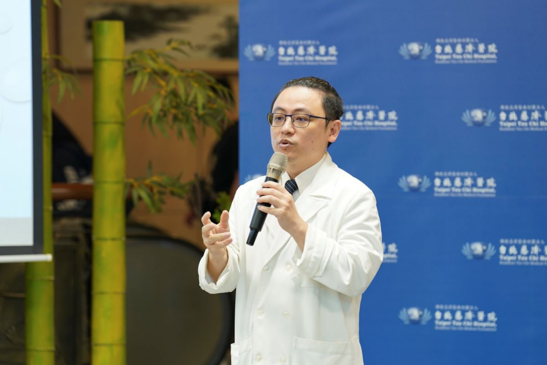 張健輝醫師呼籲除了定期篩檢外,維持健康飲食、規律作息,也有助降低乳癌風險。