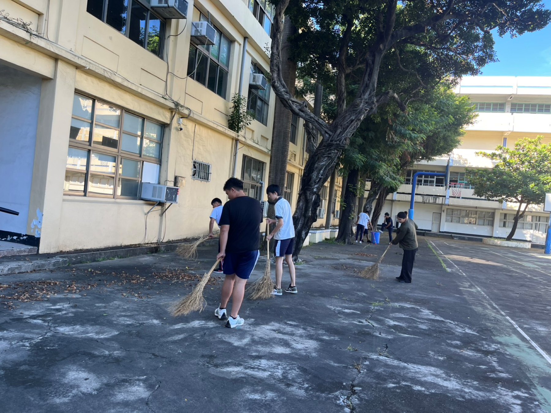 學生進行校園整潔維護