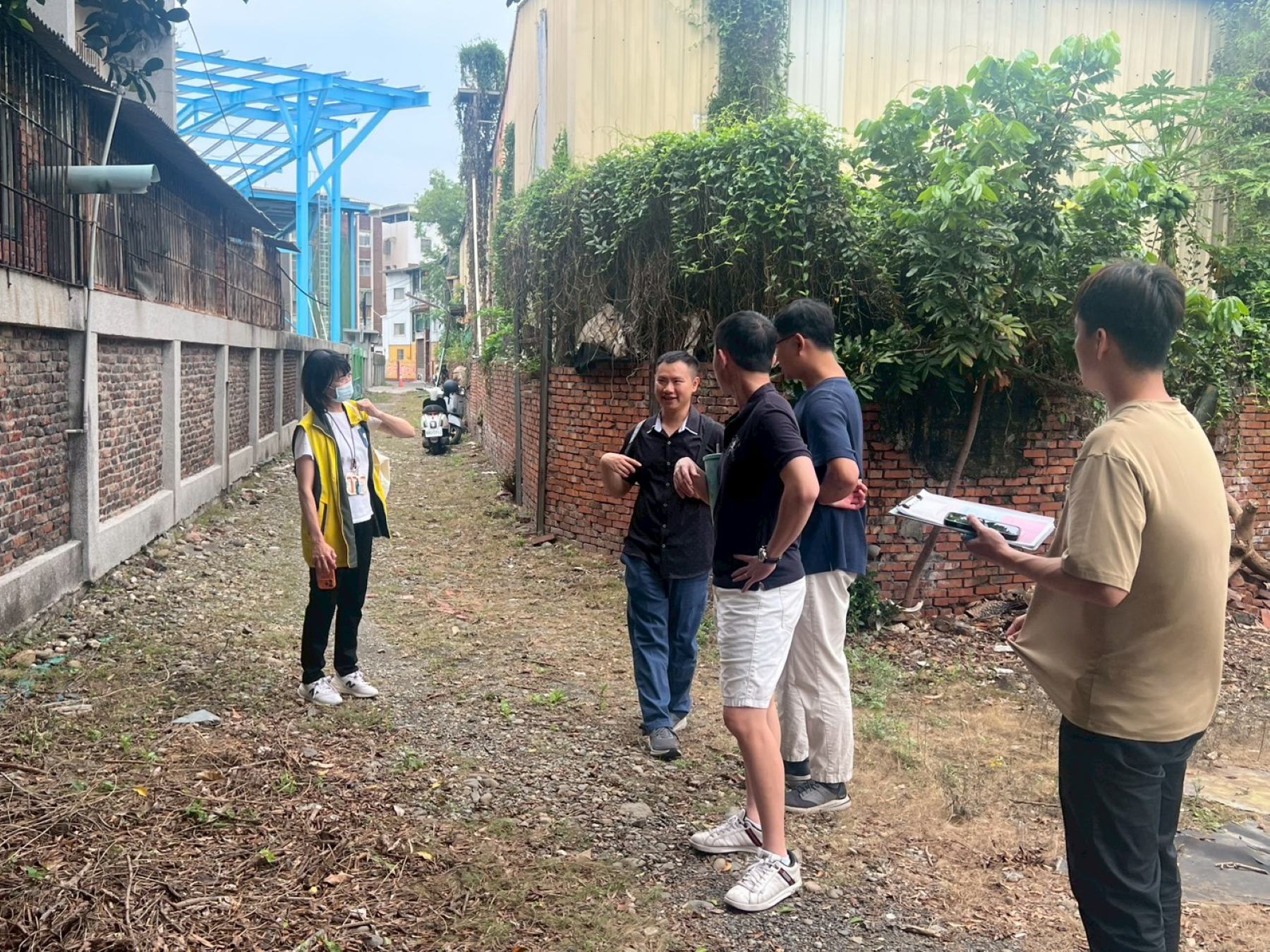 國教署會同高雄市政府至學校職員宿舍周圍進行登革熱訪視作業
