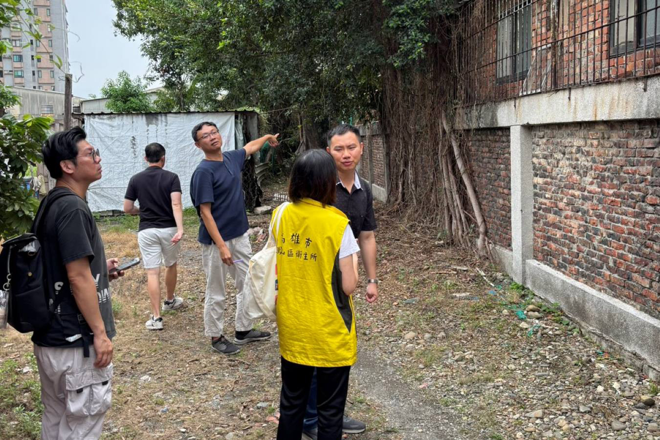 國教署會同高雄市政府至學校職員宿舍周圍進行登革熱訪視作業