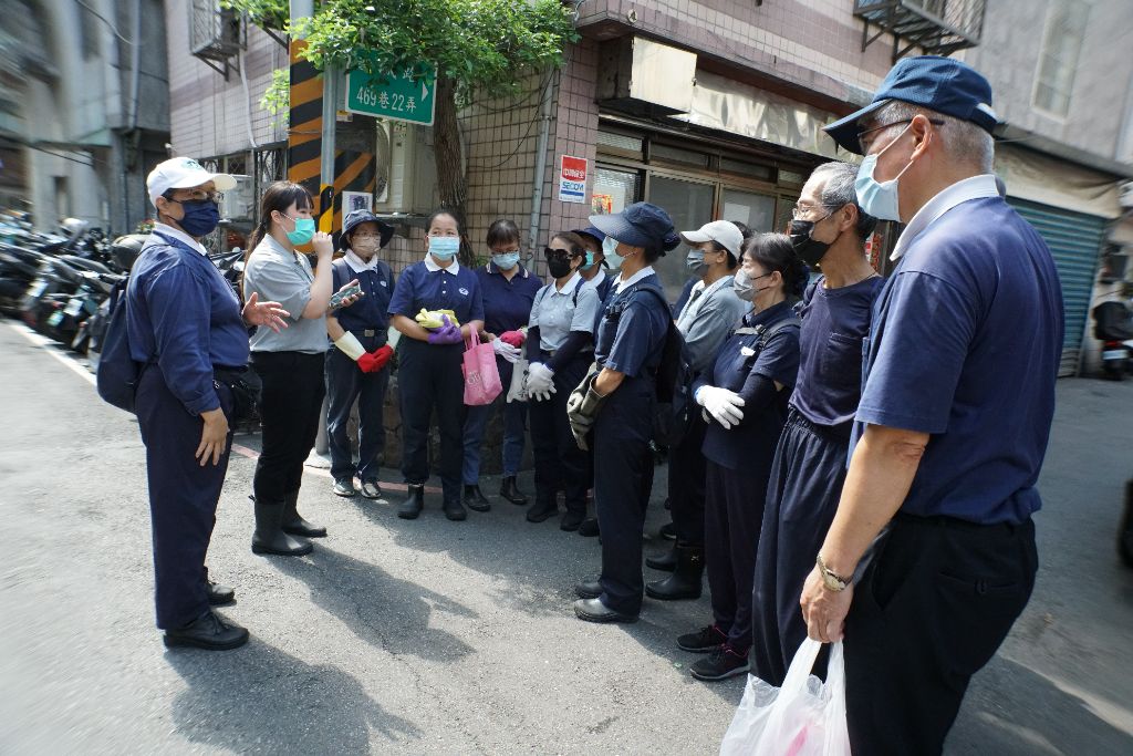 慈濟社工謝佳玲提醒大家：在居掃過程中，都不要談任何事情，就是單純的打掃而已，而且也要保持安靜才不會影響到其他住戶的生活。