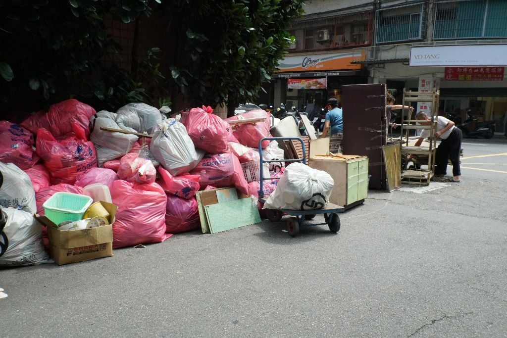 仁和里里長林達除了提供專用垃圾袋，並請志工將所有搬出東西集中在巷口一處，原本以為只有二十幾袋，沒想到清出來這麼多。