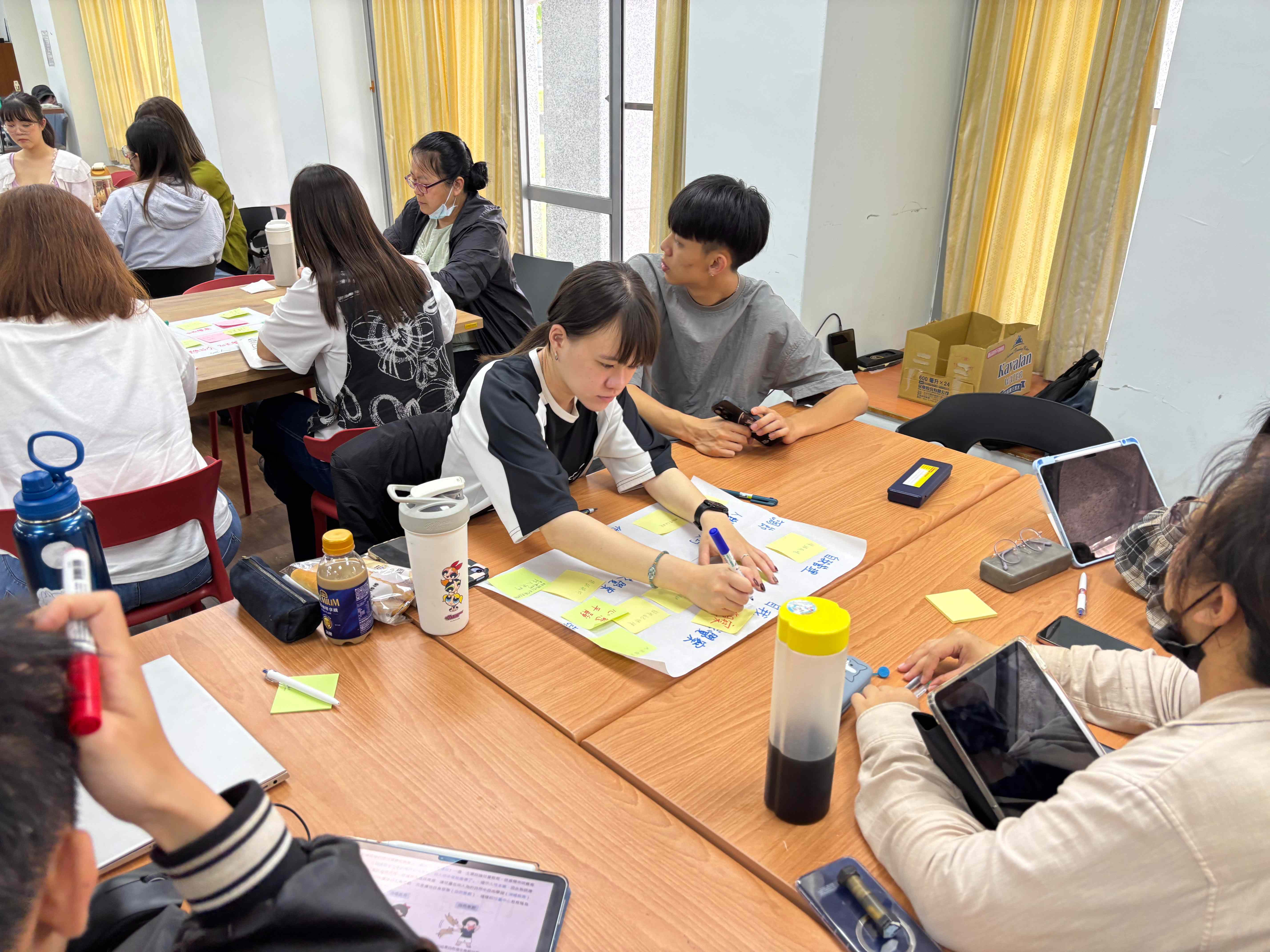 體驗活動後，學員透過海報與便利貼進行EQ 四象限的盤點分析