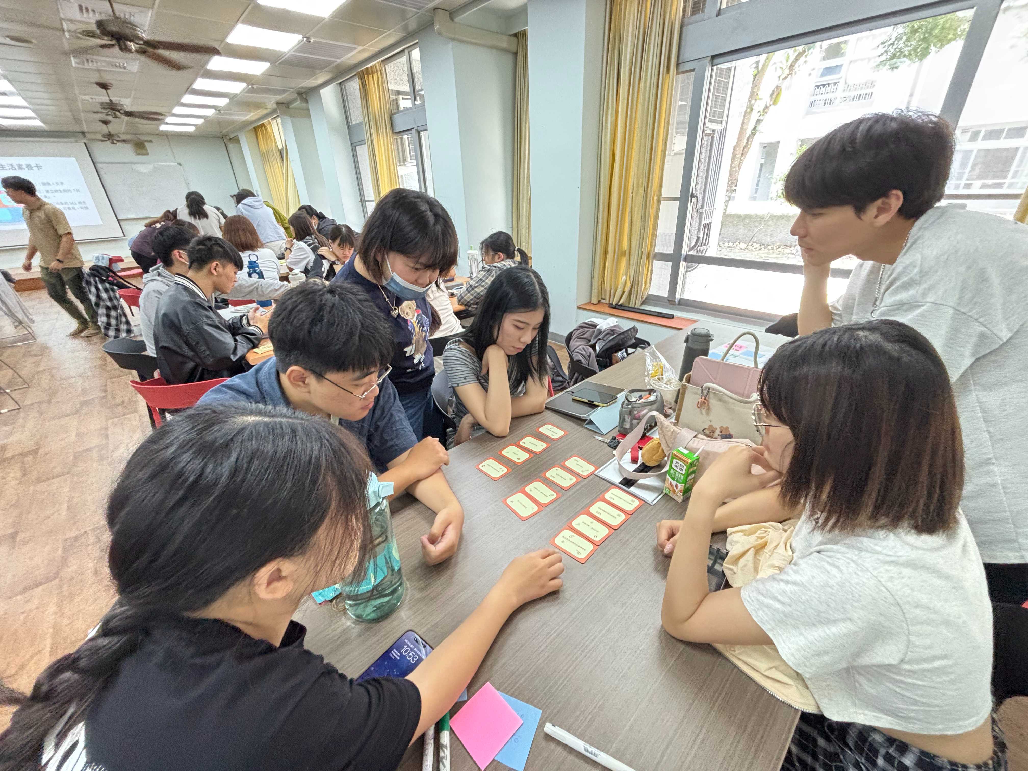 學員親身操作「生活素養卡」