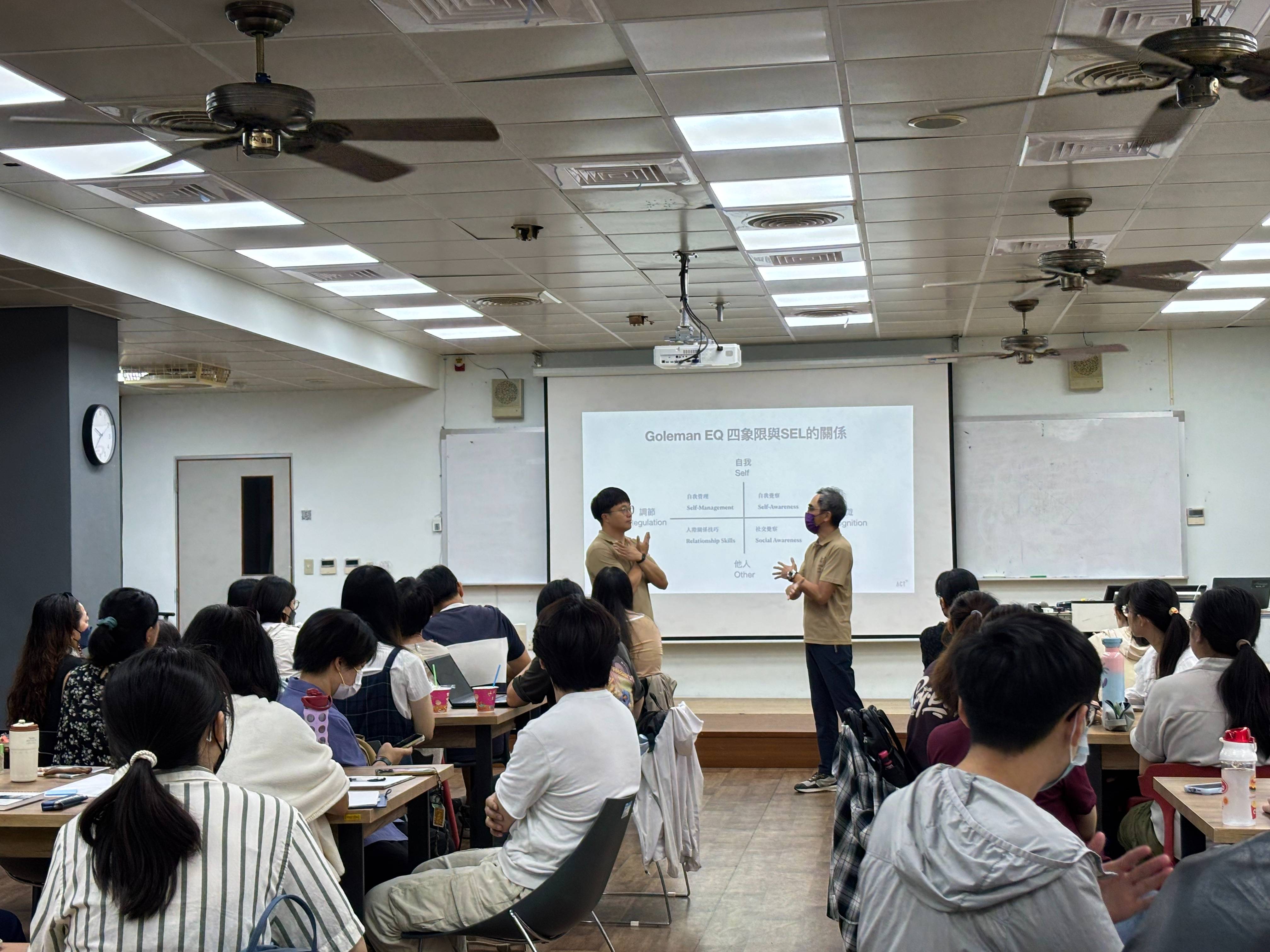 邀請參與者進行「交叉12321」體驗活動，為今天的活動作開場與暖身