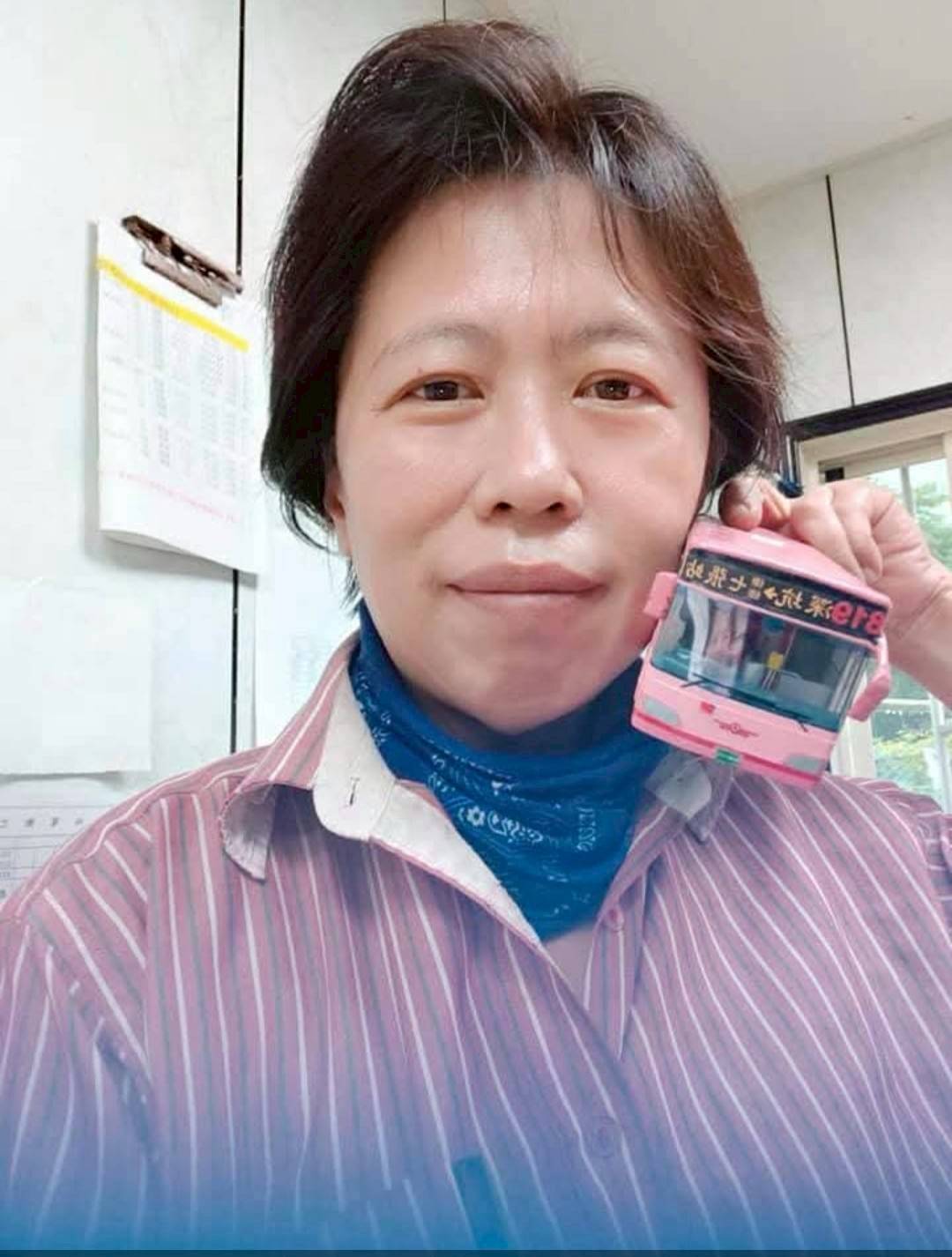 張冠儀老師，手裡拿的就是乘客感恩他的公車模型