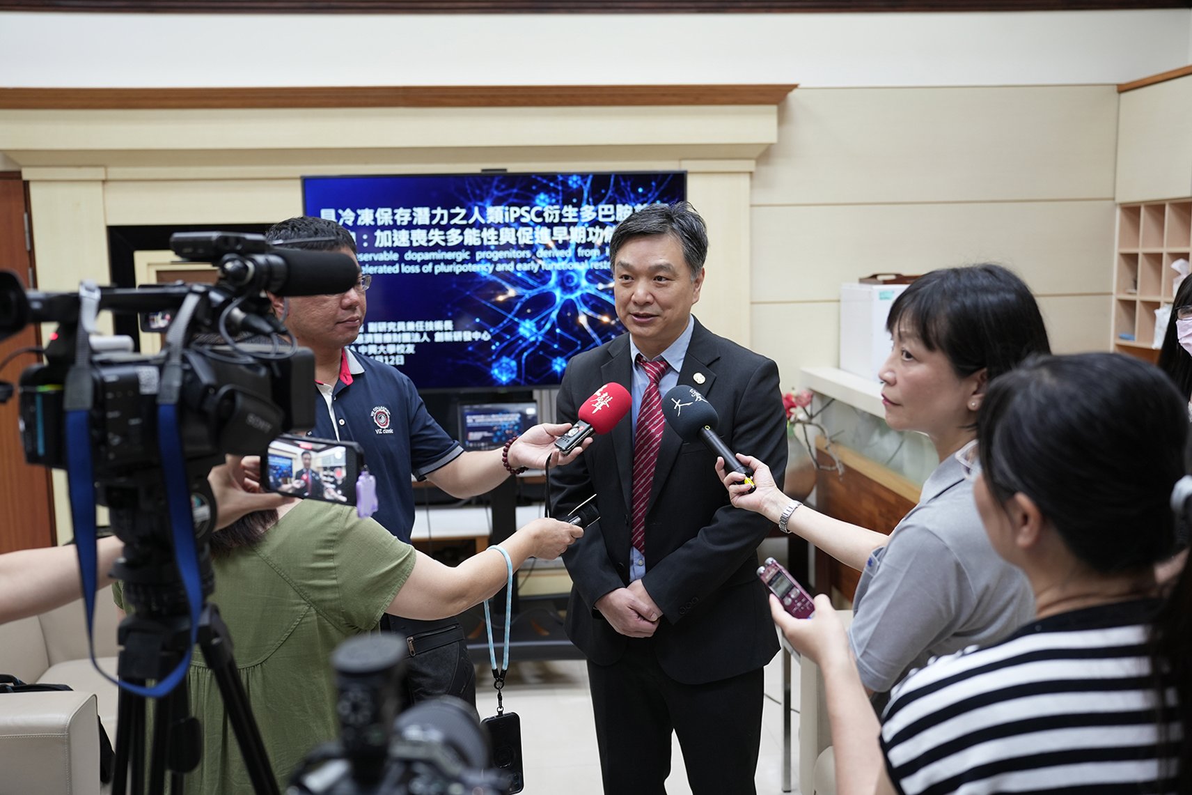 中興大學生命科學系蘇鴻麟教授,是臺灣少數在細胞治療領域中,橫跨學術研究、產業、以及臨床經驗的iPS 細胞專家學者。