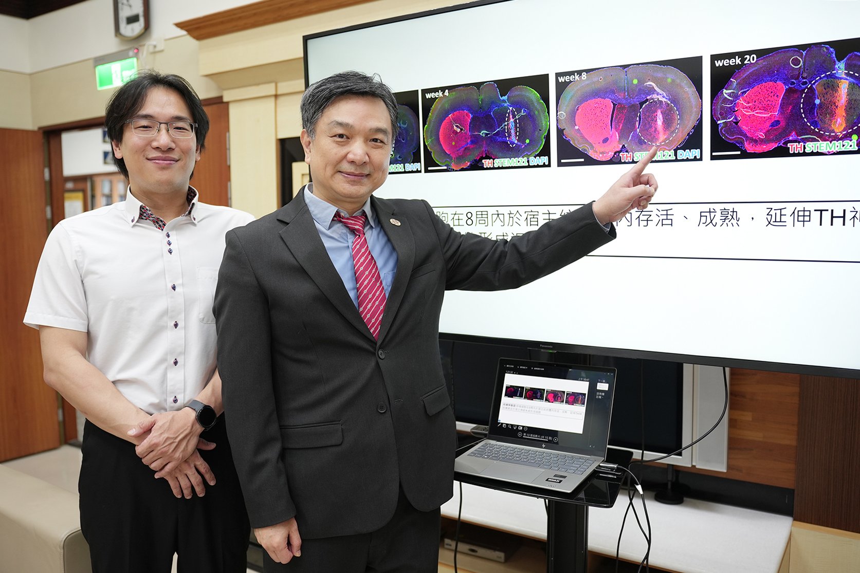 中興大學生命科學系蘇鴻麟教授(右)與慈濟創研中心研發長林欣榮院長、技術長張嘉佑博士(左)所領導的研究團隊,在再生醫學與萬能幹細胞技術領域深耕多年,曾獲國家新創獎。