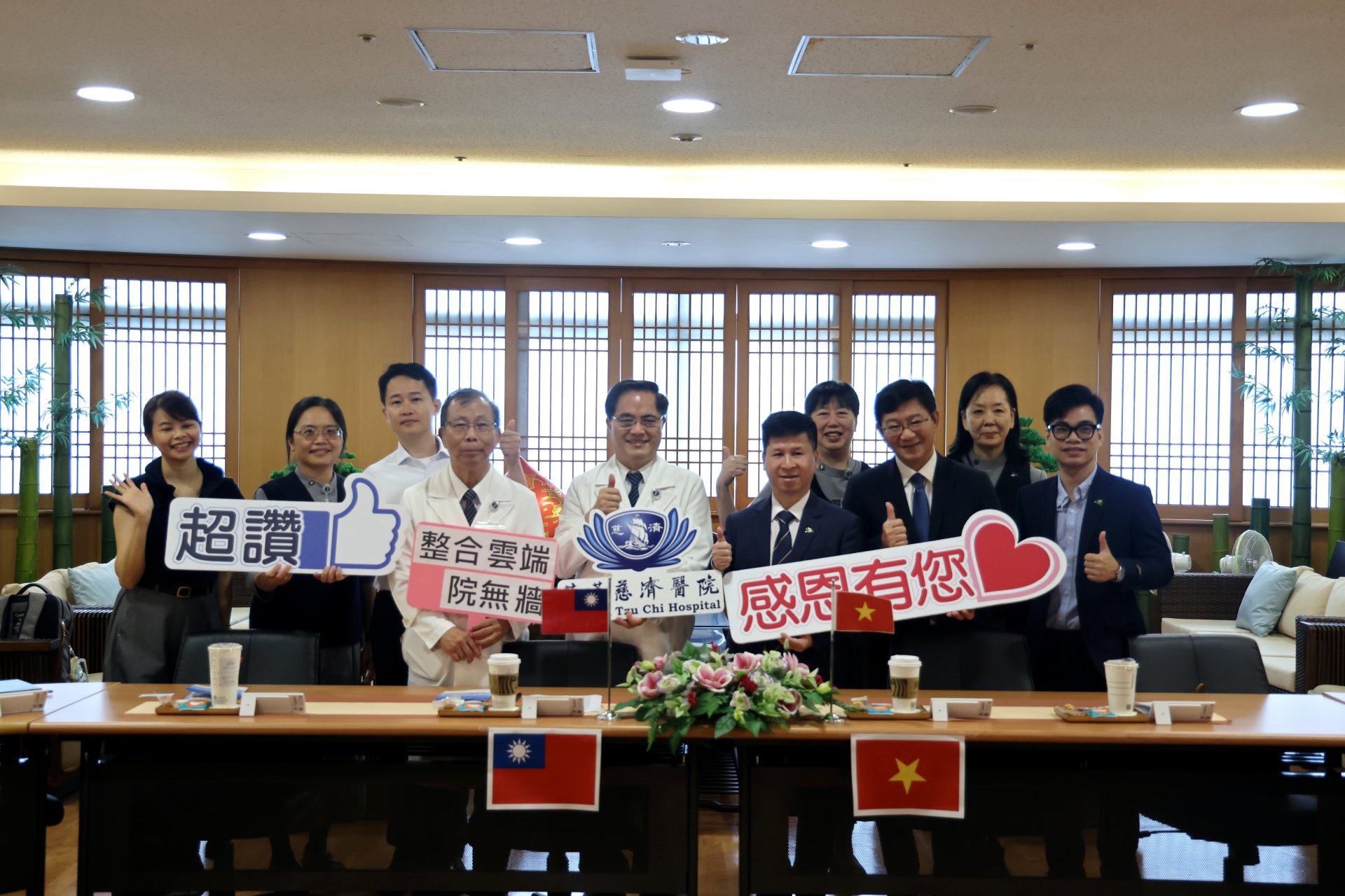 南河內市的中央兒童醫院參訪花蓮慈院,期待能在數位轉型、研究發展和醫院營運上發展合作。前排中左起花蓮慈院吳彬安副院長(穿白袍者)、林欣榮院長、越南中央兒童醫院高越松副院長、台灣人工智慧發展學會呂嵐欽執行長。
