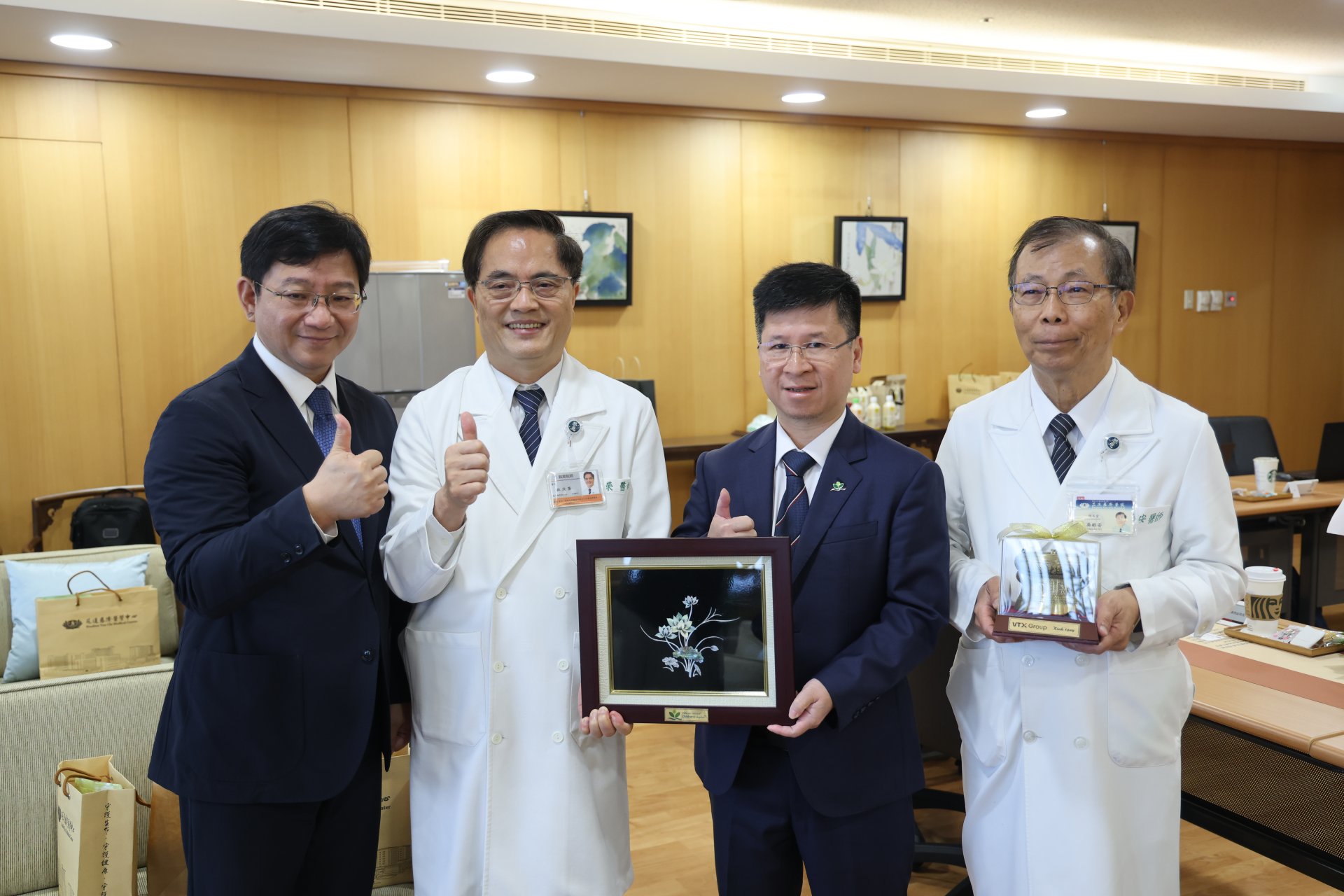 越南河內市的中央兒童醫院副院長高越松(右二)代表院方致贈結緣品與花蓮慈院結緣,由花蓮慈院林欣榮院長(左二)與吳彬安副院長(右一)代表接受。