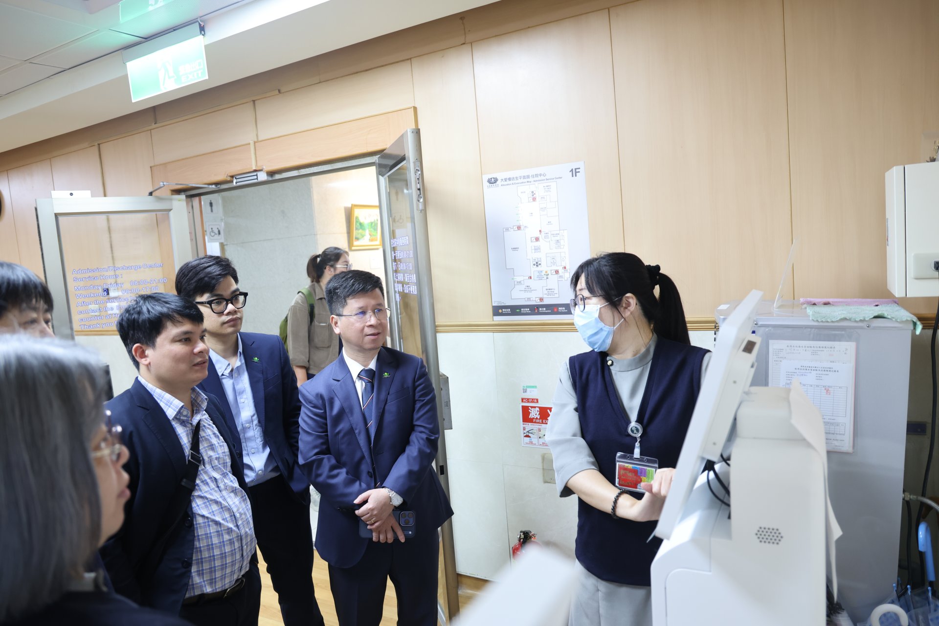 自動化管理可以減輕人力負擔,包括解門診、急診與住院作業都是越南醫療團隊此行至花蓮慈院的參訪重點。