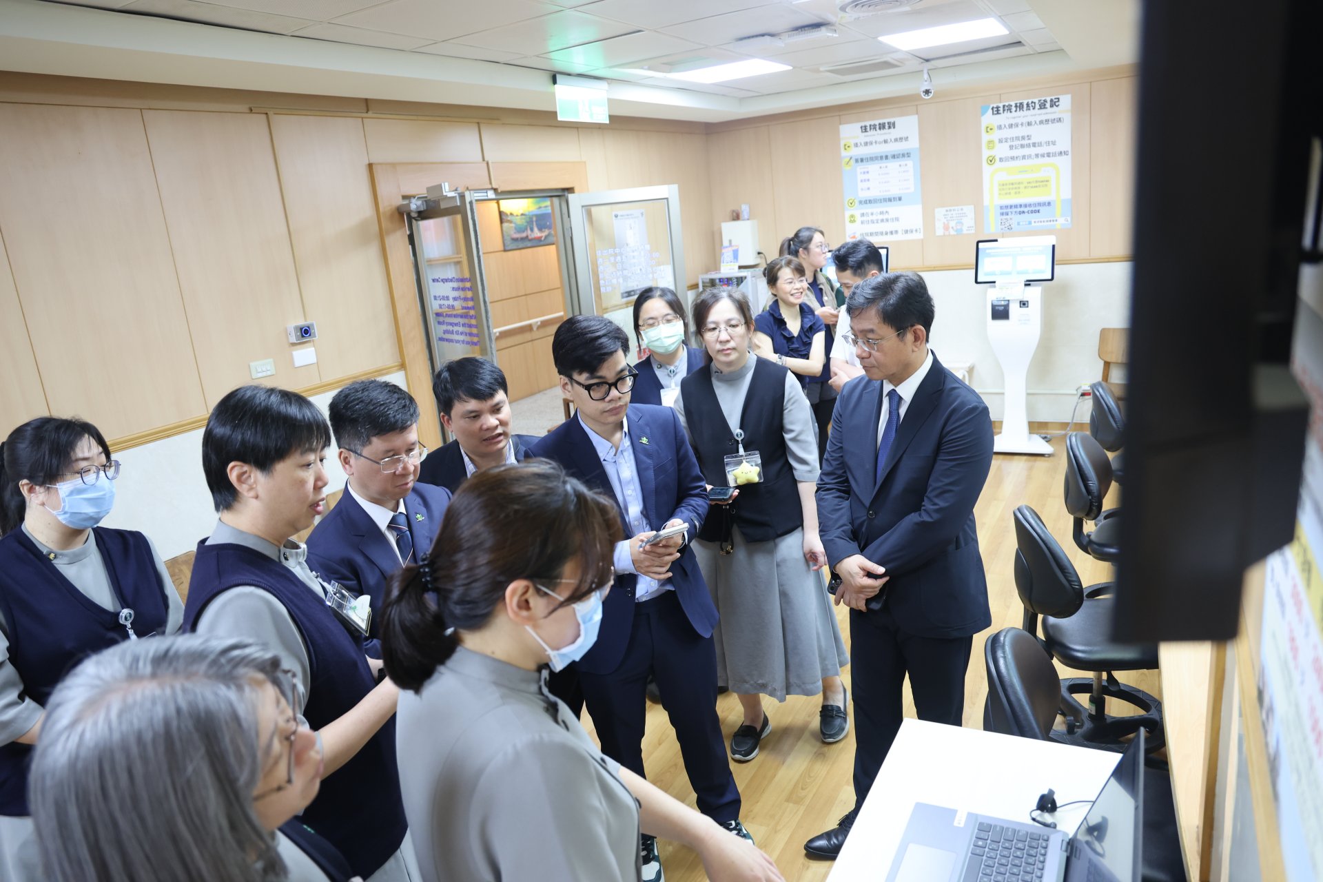 越南中央兒童醫院有2300床以上,每日門診量達5000人,IT團隊特別了解並記錄花蓮慈院的數位整合管理系統。