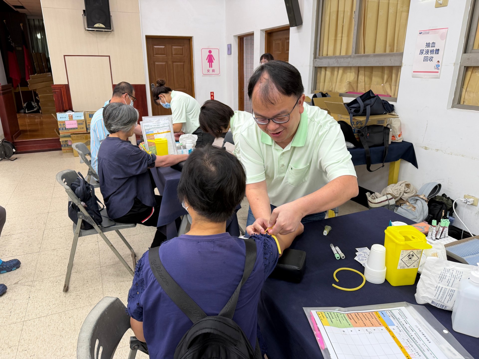 第二天整合性篩檢與成人健檢接力登場,護理團隊有條不紊地迅速為鄉親抽血。