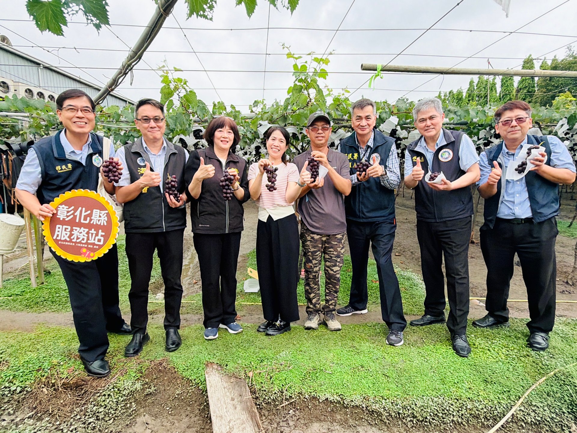 移民署副署長陳建成(右三)、大陸委員會參事楚恆惠(左三)及海峽交流基金會法律處科長陳穎慶(左2)，訪視大陸新住民胡伶俐夫妻(中)。