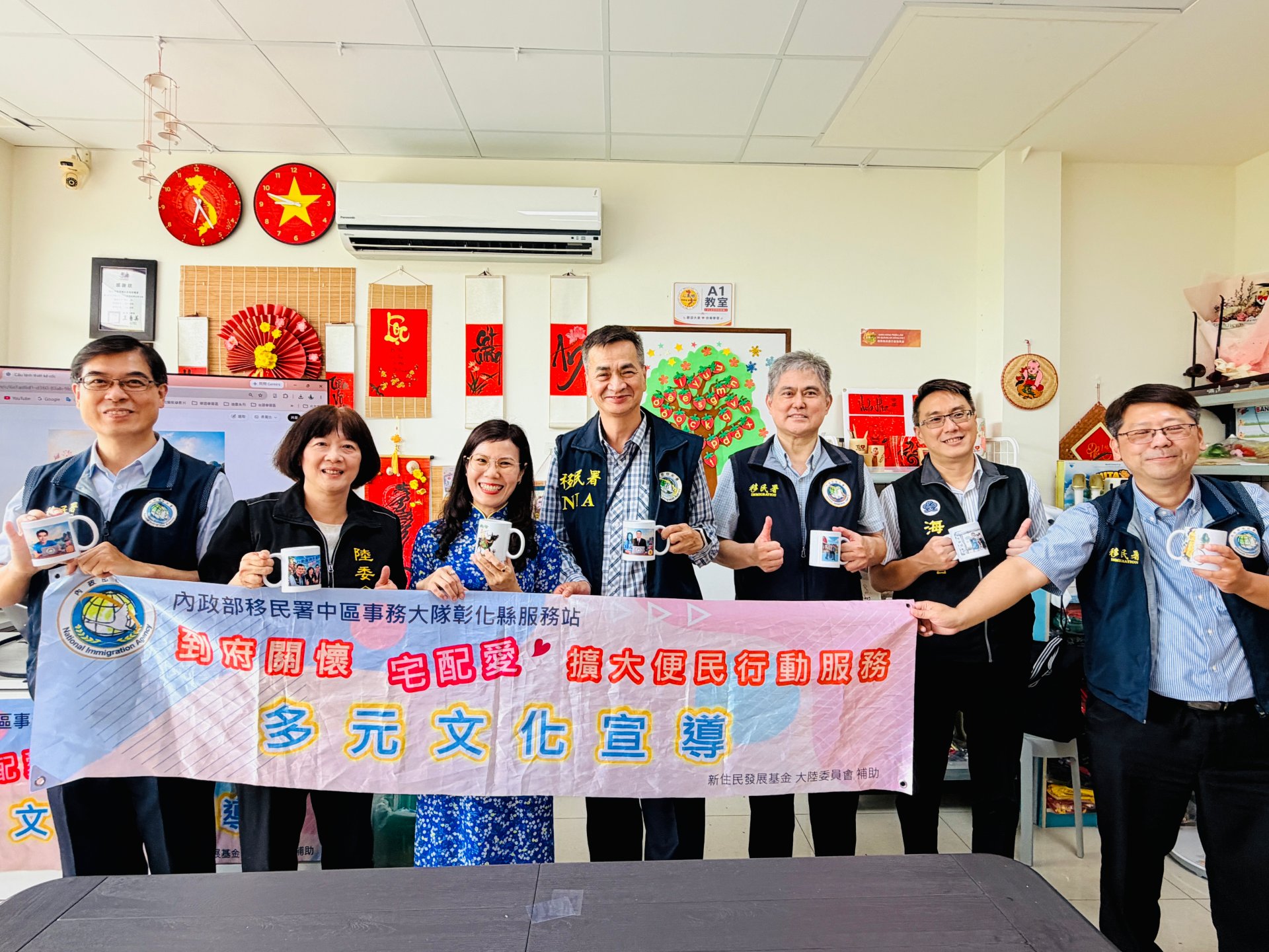 新住民范氏伶(左三) 帶領來賓體驗「網版印刷」提袋及杯子轉印。