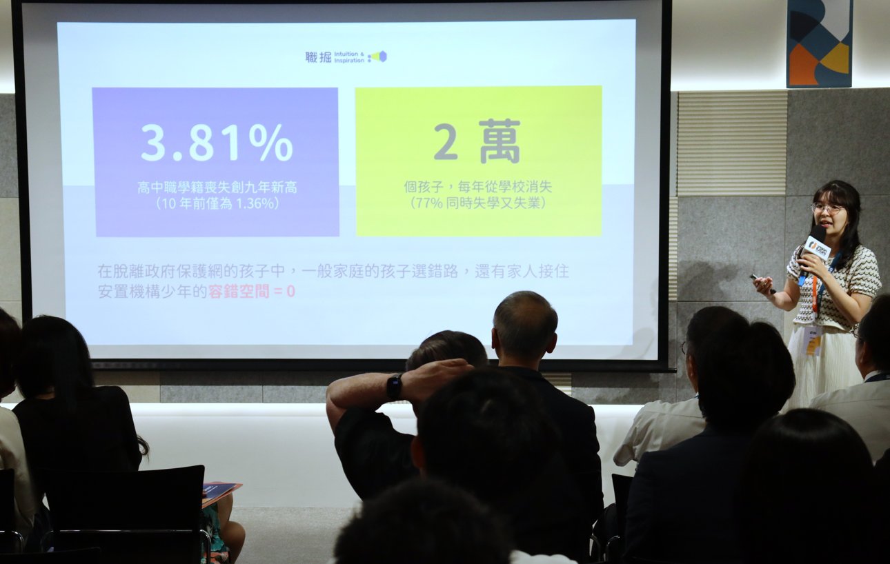 新創團隊輪番上陣進行精彩簡報,向產、官、學、及NPO(非營利組織)等各界專家,展現兼顧「慈濟六大友善願景」與「聯合國永續發展目標(SDGs)」的具體實踐成果。