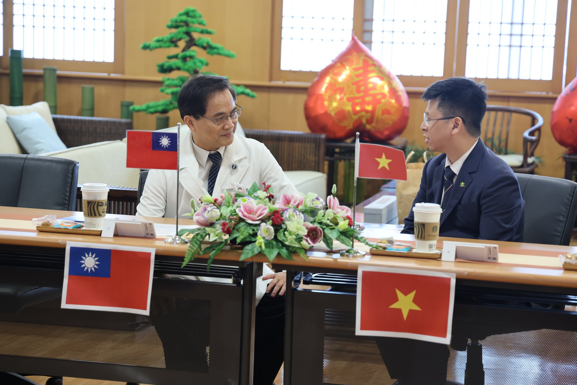 除了智慧醫療及數位轉型,越南中央兒童醫院高越松副院長(右)也希望將來可以向林欣榮院長請益醫院運營,及幹細胞和外泌體的研究發展。