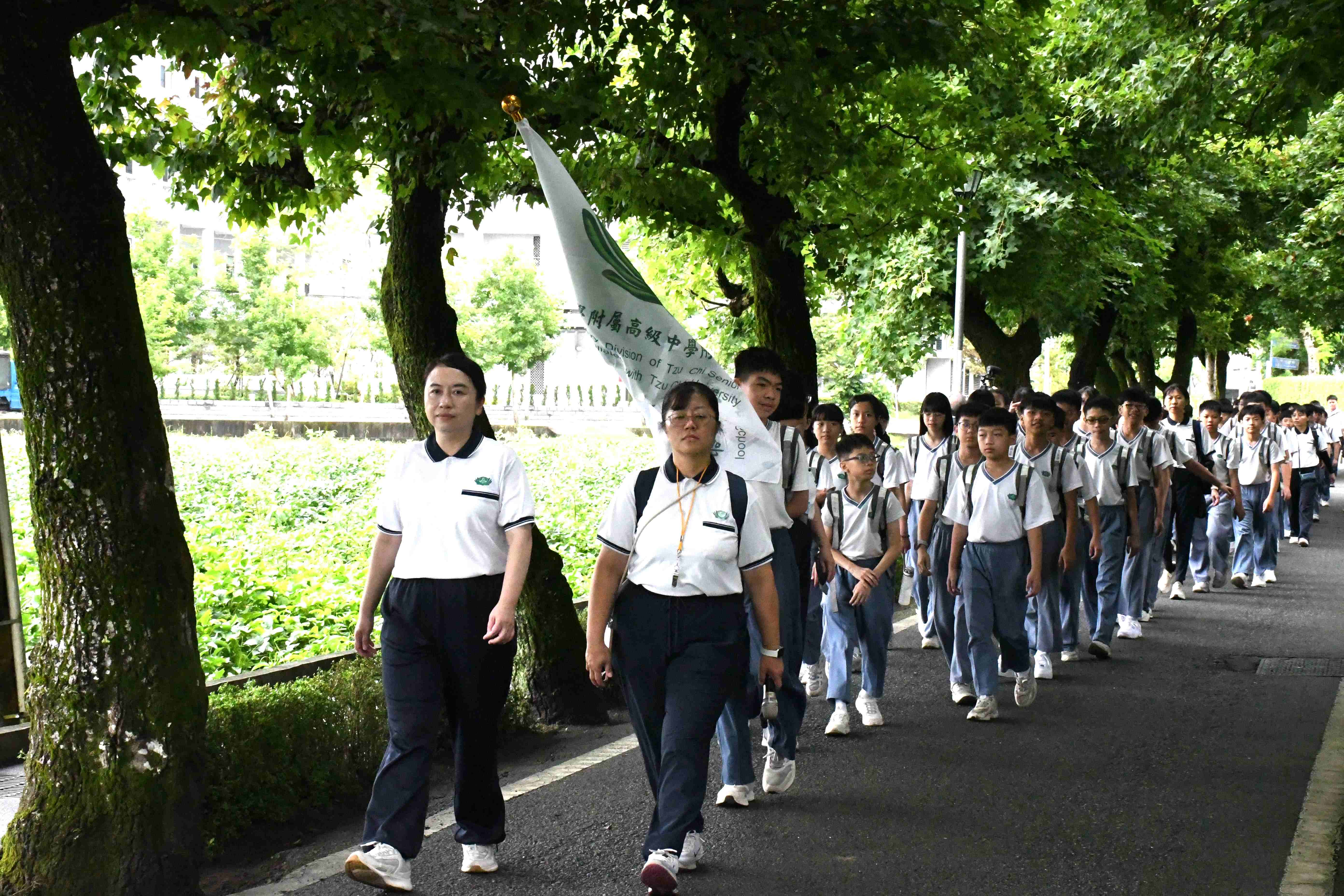 用雙腳貼近大地，體會當年師公上人為了籌建慈濟醫院、學校，篳路藍縷的艱辛